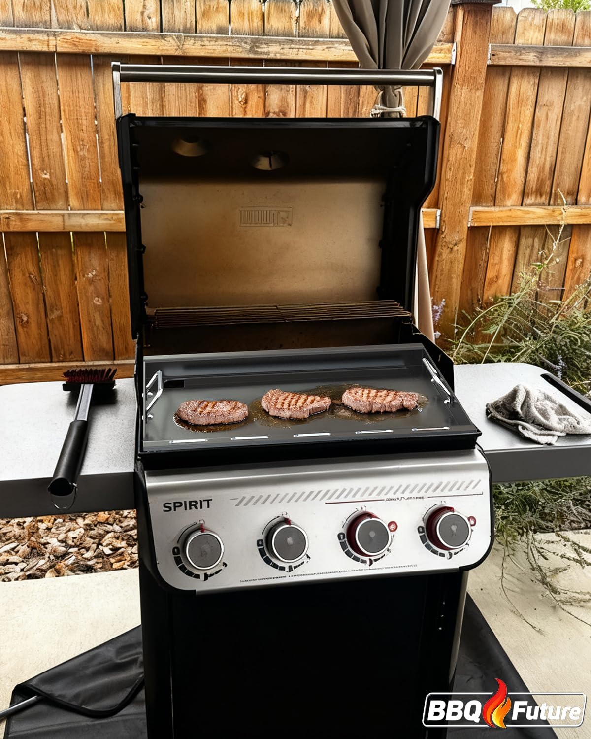 Detalle de 6787 Full Size Griddle Insert with Handles for Weber Spirit 400 Series (2025) and Spirit 300 (2016–2024) — Carbon Steel Flat Top Replacement