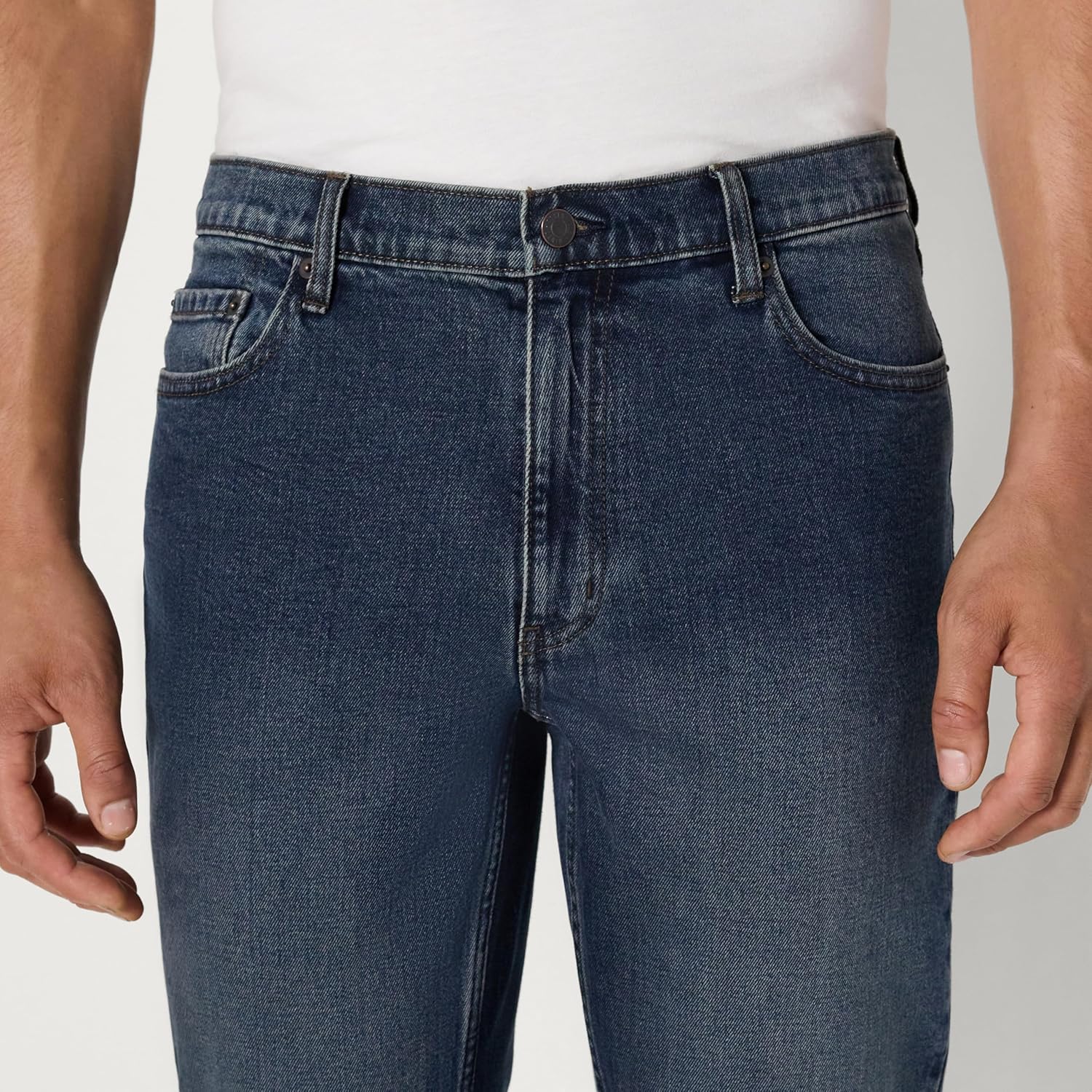 Thumbnail 4 de Amazon Essentials Herren sportlich geschnittene Jeans mit geringem Stretchanteil – Robust, souverän sitzend