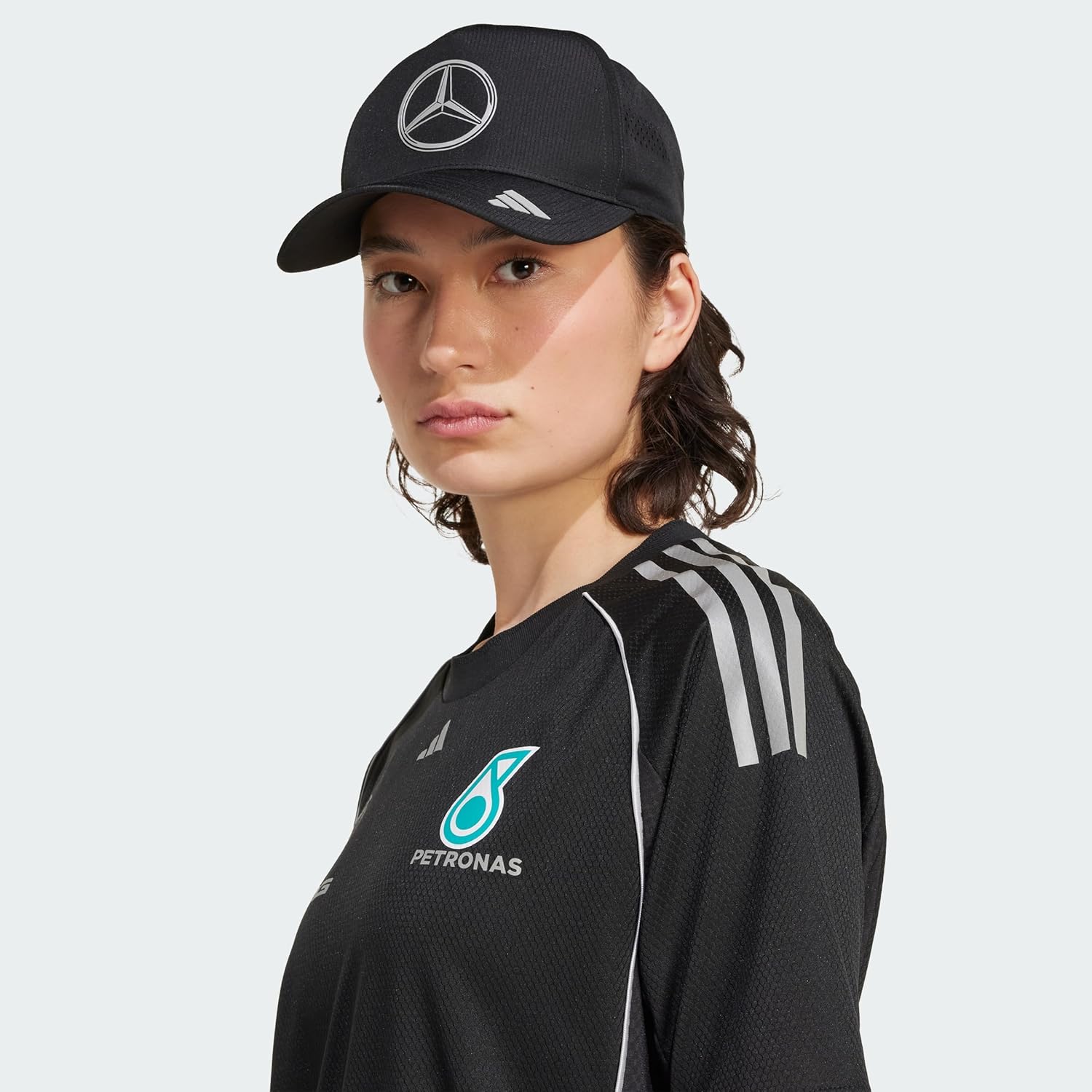 Detalle de adidas unisex Mercedes-AMG Petronas Formula One Team mechanics Climacool trucker cap