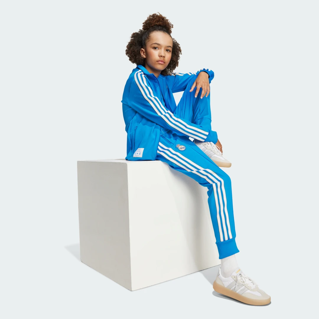 Detalle de Pantalón Real Madrid Terrace Icons de Adidas — azul, estilo y confort para aficionados