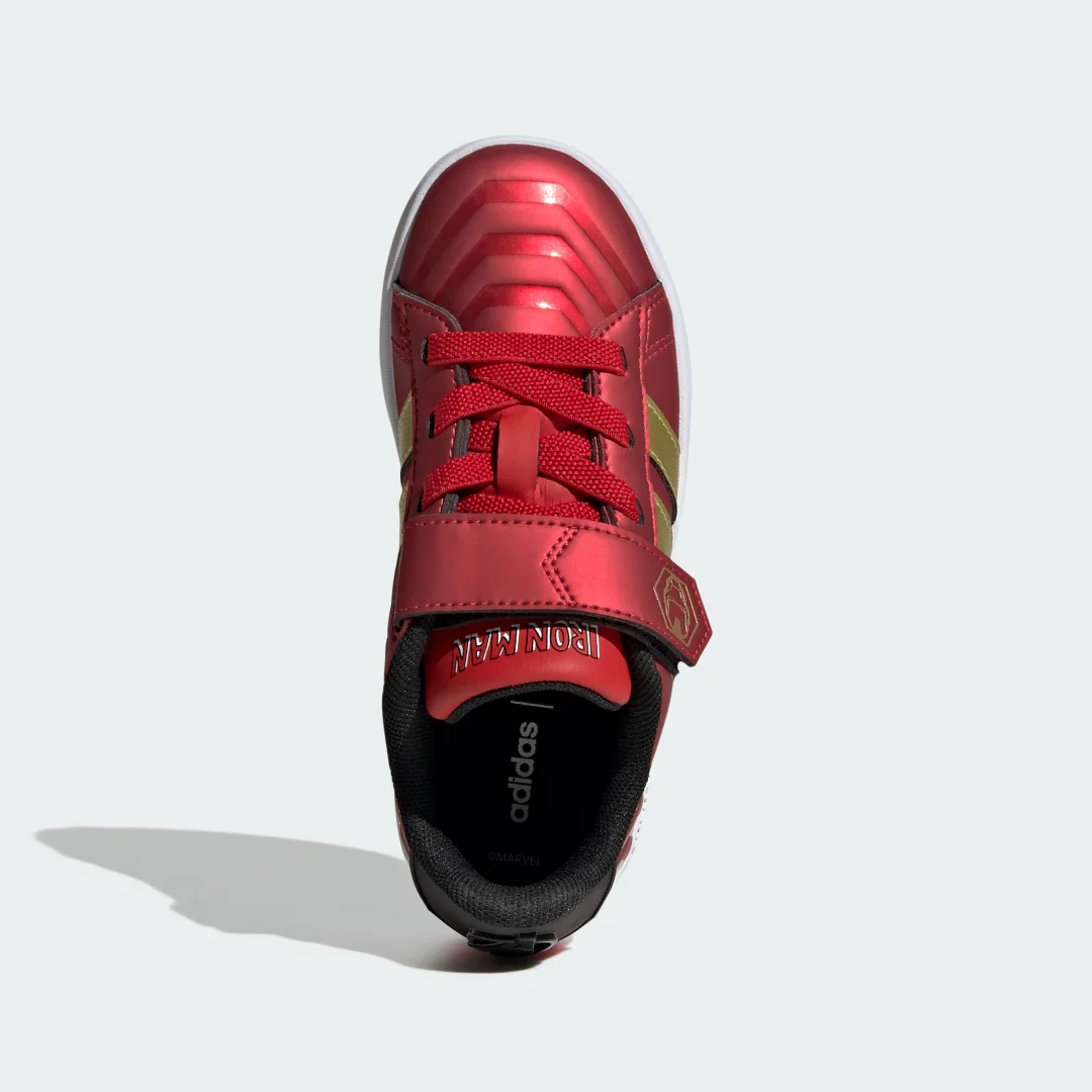 Detalle 2 de Zapatilla Adidas Marvel Avengers Grand Court (Rojo) – estilo urbano y veraniego