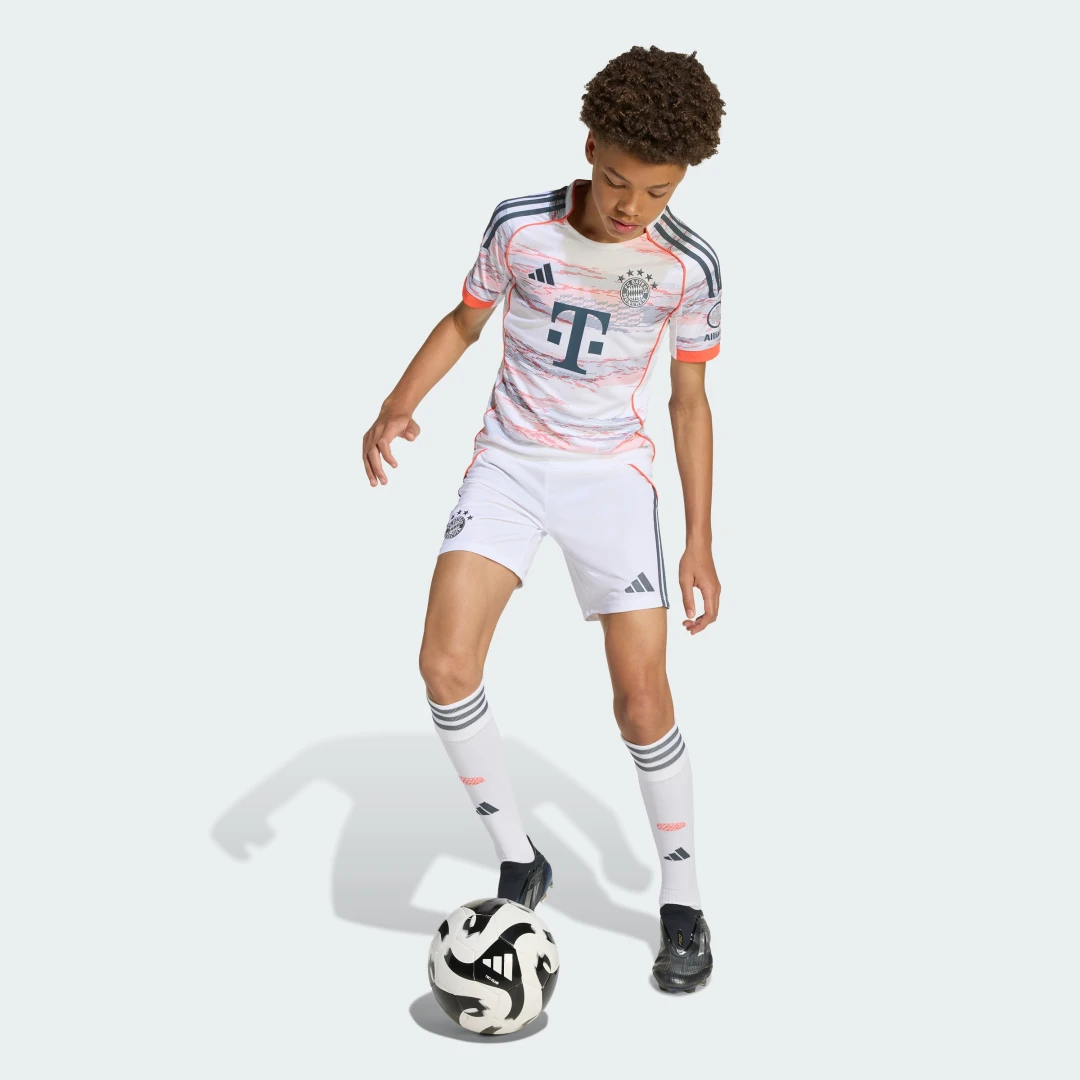 Detalle de Pantalón corto FC Bayern 25/26 (Adolescentes) – Segunda equipación, Adidas