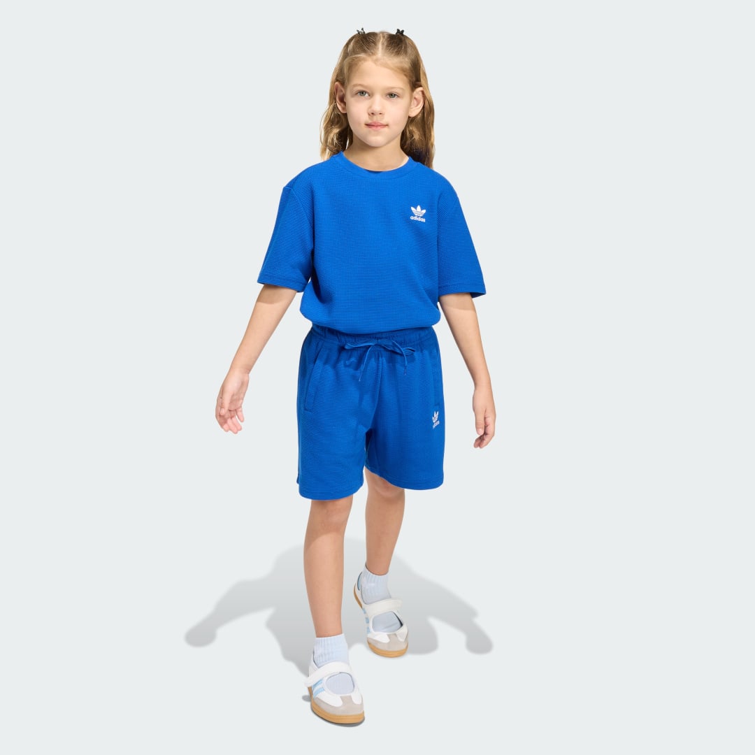 Detalle de Conjunto holgado de pantalón corto y camiseta gofrados de Adidas en color Azul
