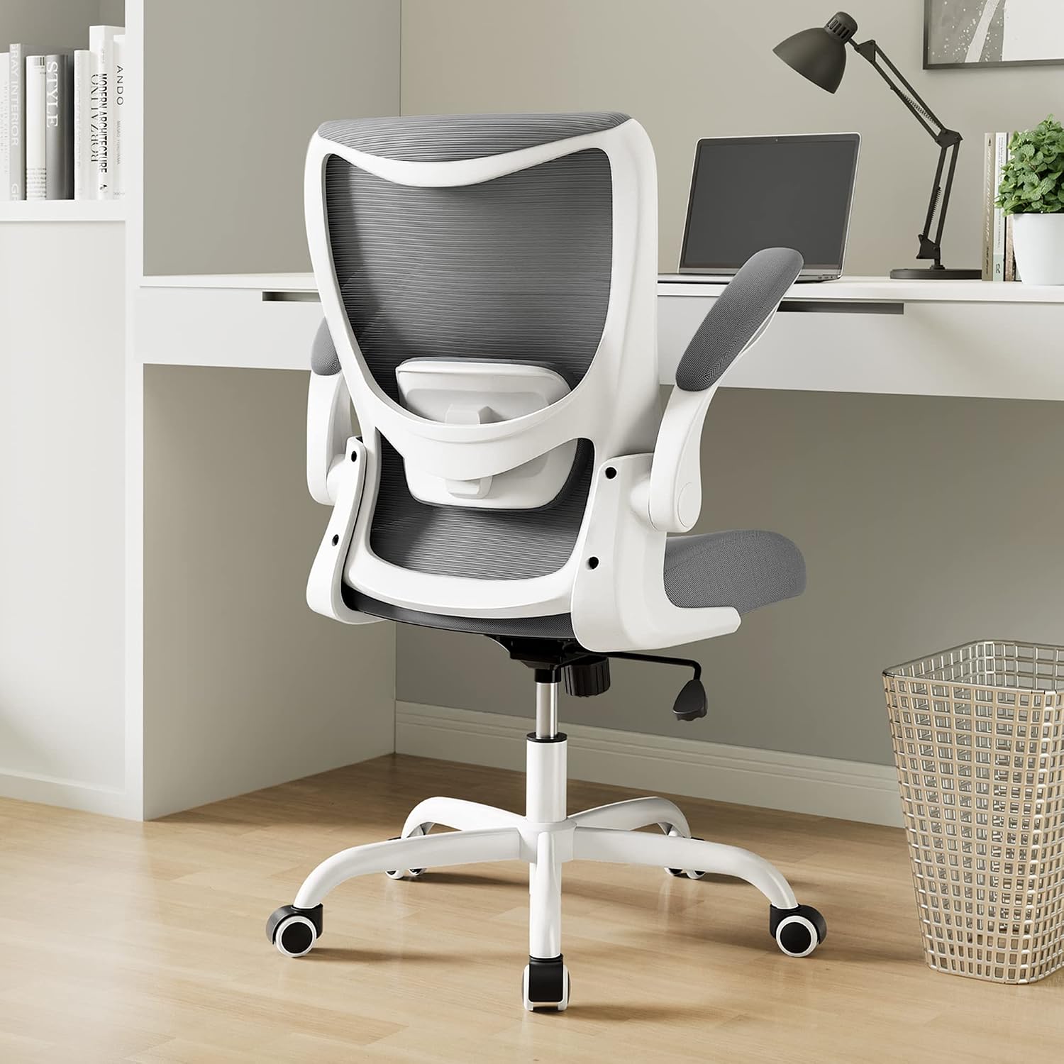 Detalle de MUXX.STIL Ergonomic Office Chair with Adjustable Lumbar Support and Flip-Up Arms
