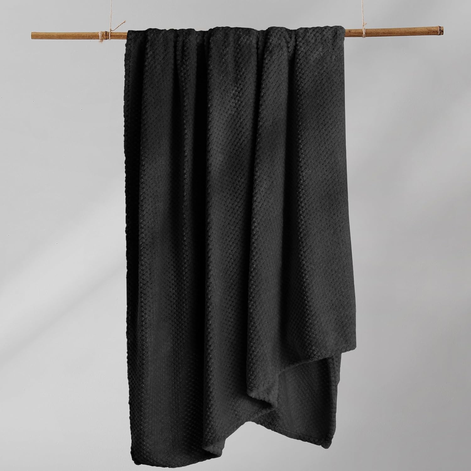 Detalle de DecoKing Couverture Polaire 150 x 200 cm – Plaid Doux en Microfibre, Noir, idéal canapés et lits