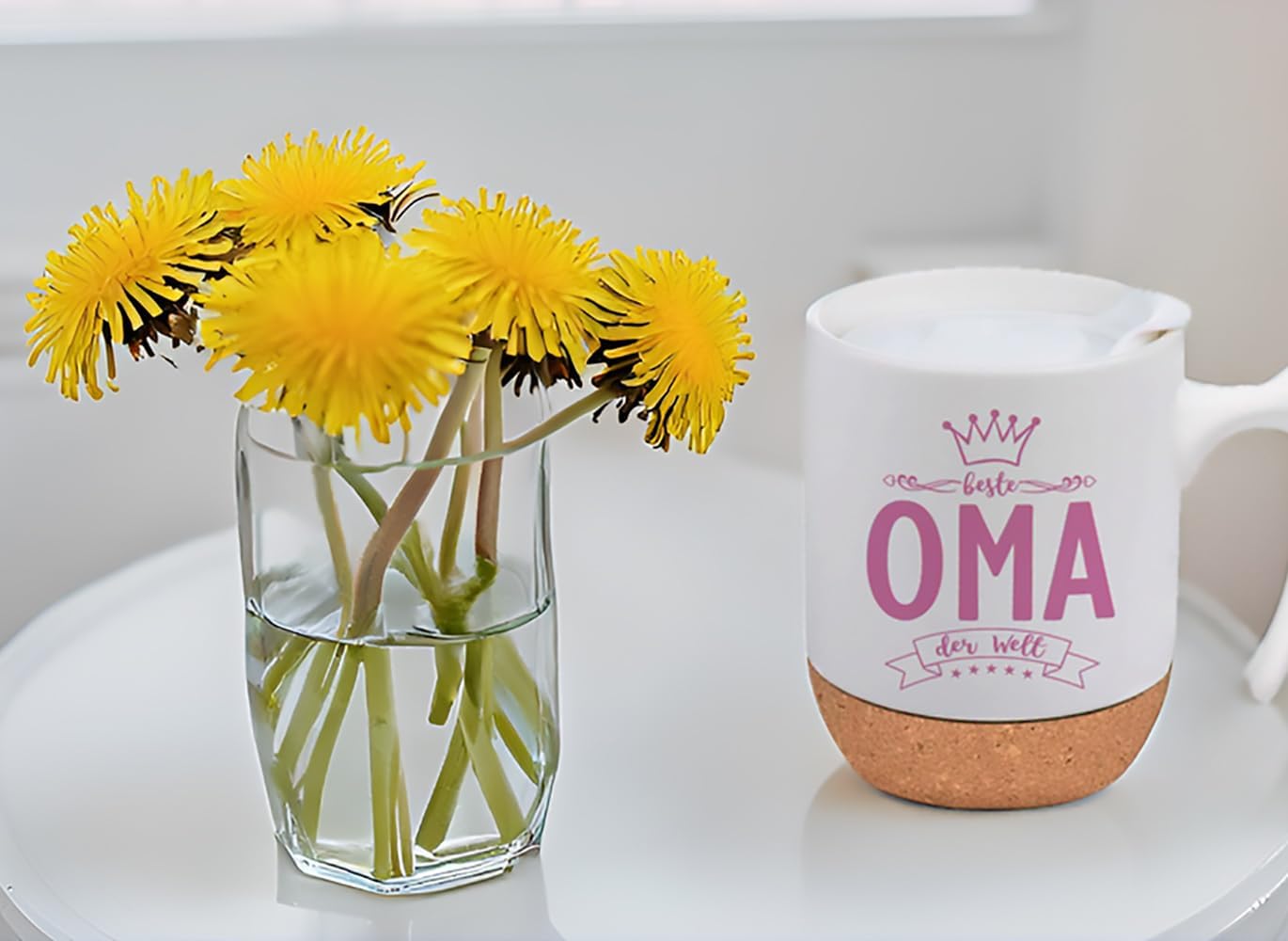 Detalle de Muttertagsgeschenk Oma: Tasse mit Deckel und Untersetzer – 350 ml, „Beste Oma der Welt“