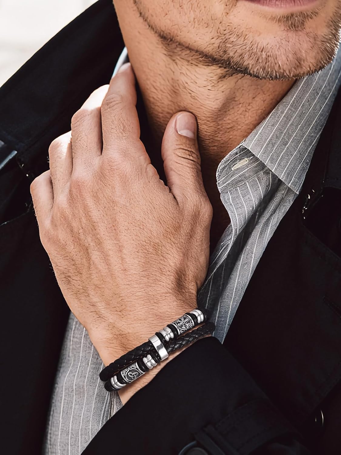 Detalle de Bandmax Lederarmband für Männer mit keltischen Knotenelementen und Magnetverschluss (Mikrofaser-Leder)