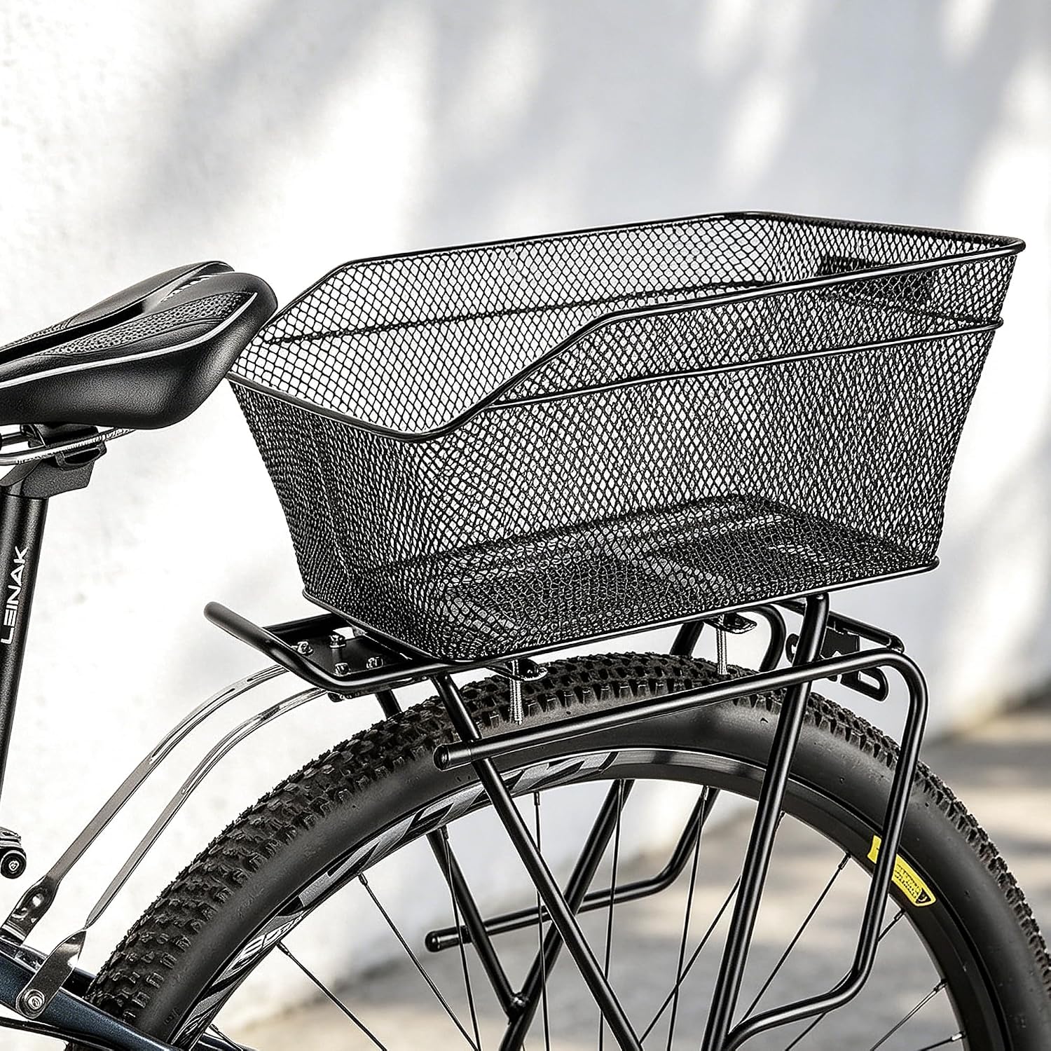 Detalle de KONG MING CAR achterfietsmand van staal met regenhoes, circa 18 liter