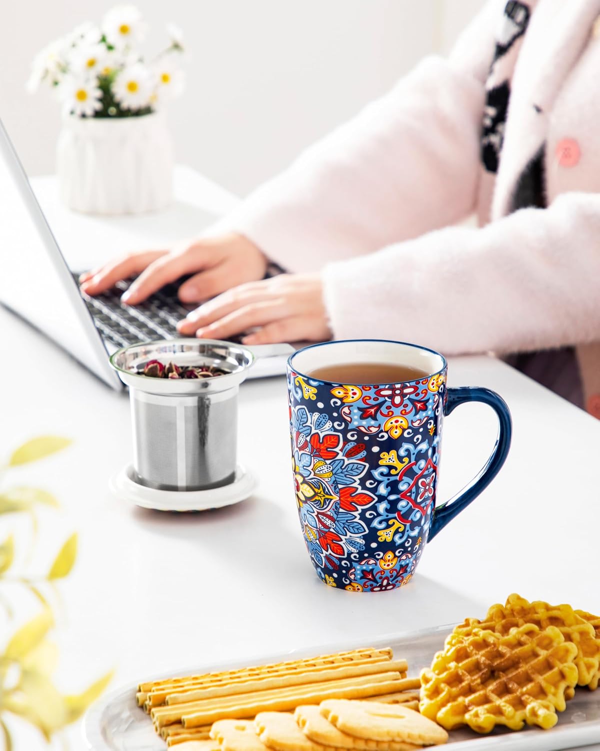 Detalle 2 de vancasso Ceramic Tea Mug with Infuser and Lid (18 Ounce) — Royal-Crimson Flourish