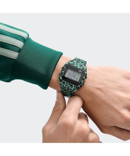 Detalle de Reloj adidas Originals Unisex Digital Two con caja de acero 36 mm y correa expansion animal print