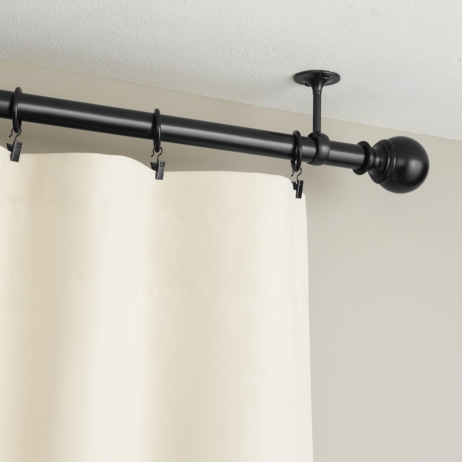 Detalle 2 de Amazon Basics Metal Curtain Pole Ceiling Brackets (Set of 2) – Black