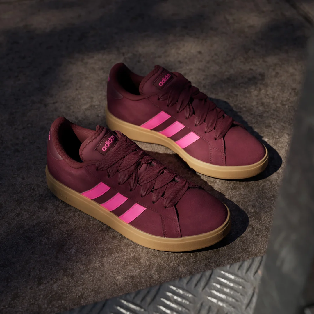 Detalle 2 de Zapatilla Grand Court Base 00s de Adidas: estilo clásico en burgundy para el día a día
