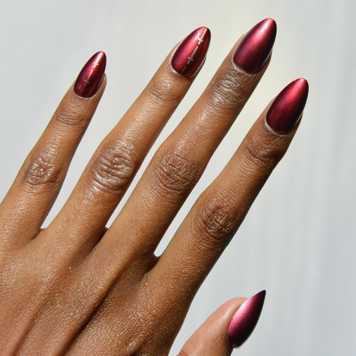 Detalle de Glamnetic x Harry Potter Gryffindor Press-On Nails, Short Almond, Scarlet Chrome
