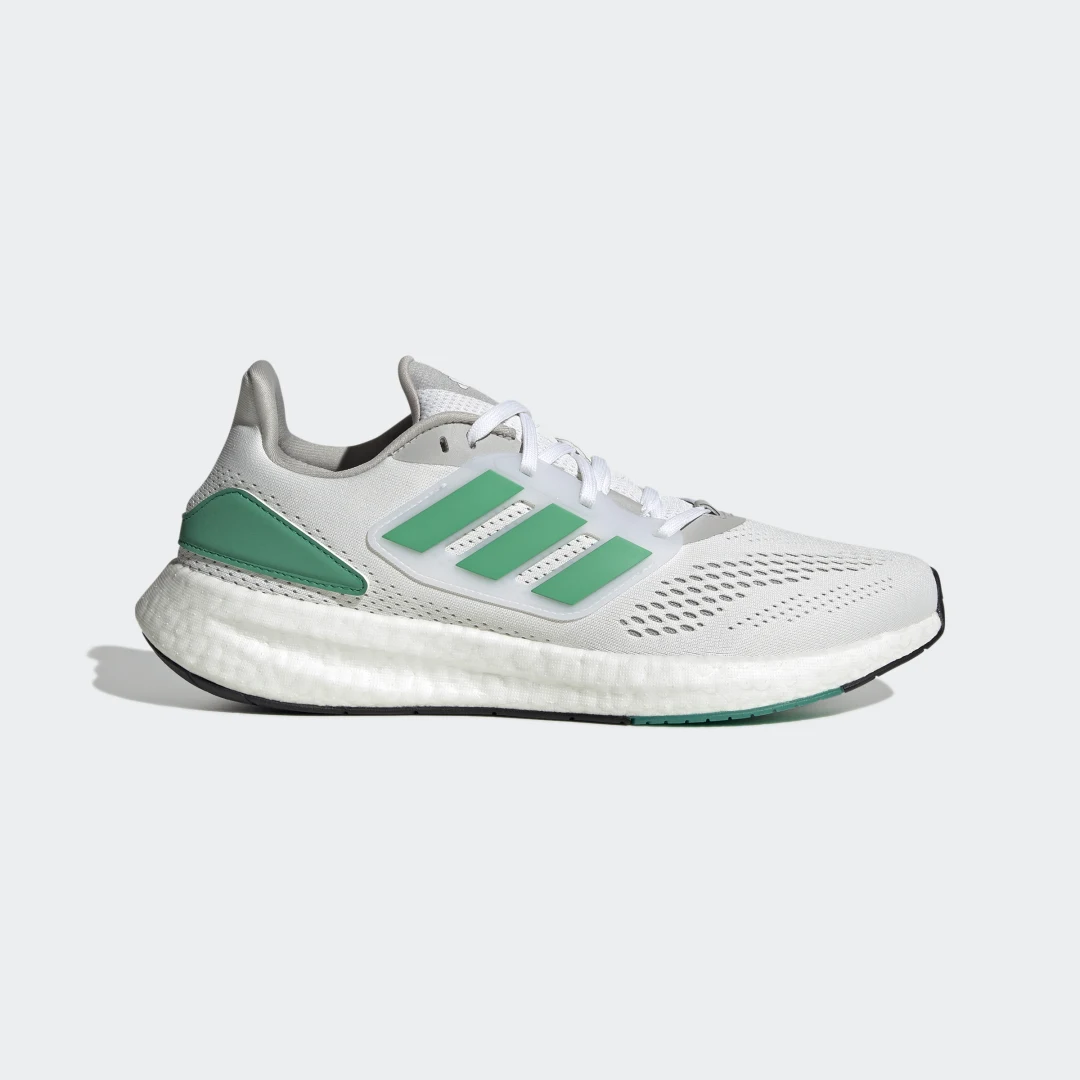 Detalle de Zapatilla Pureboost 22 de Adidas en blanco: versatilidad y comodidad para cada paso