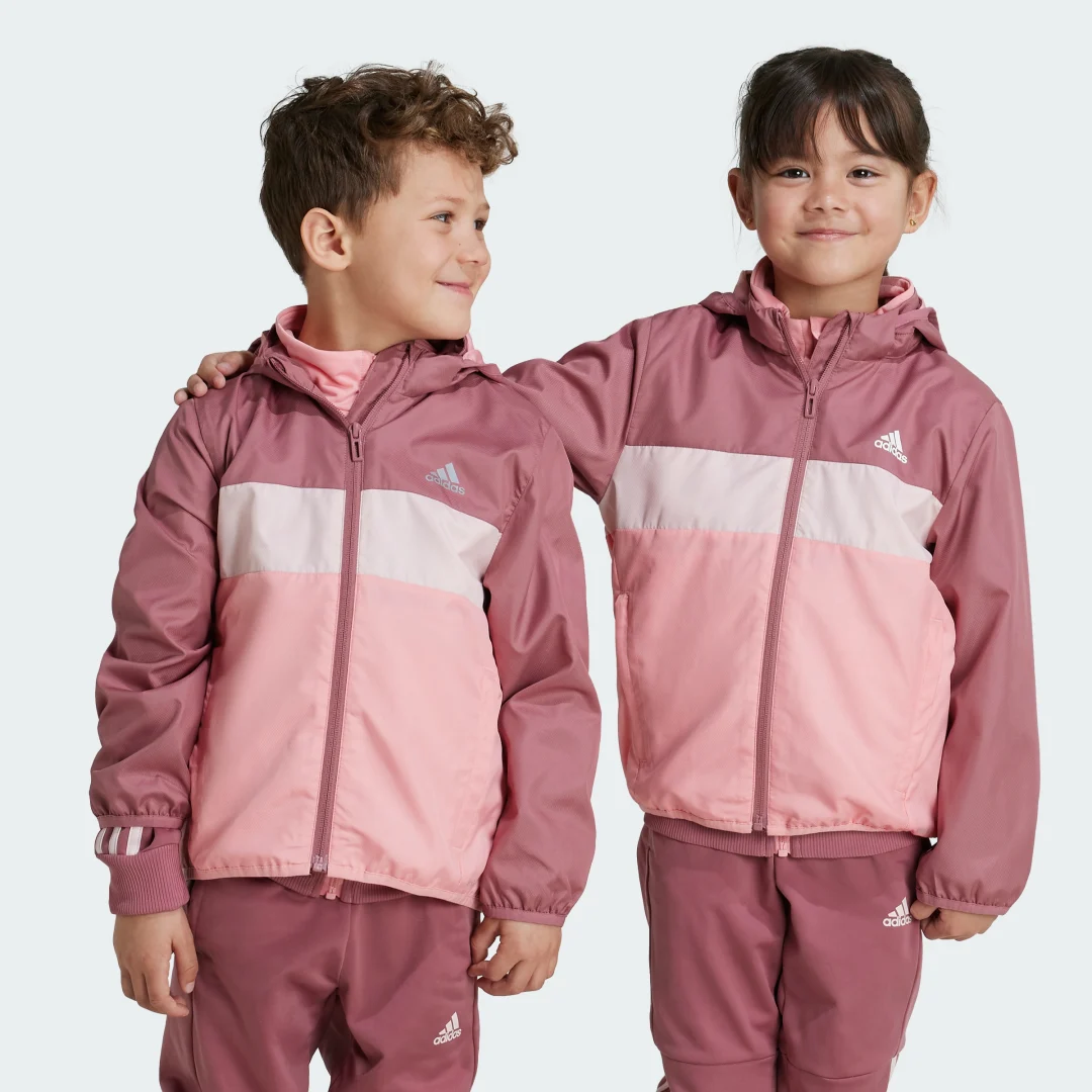 Detalle de Cortavientos WIND.RDY Tiberio de Adidas: protección al viento en rosa para tus salidas