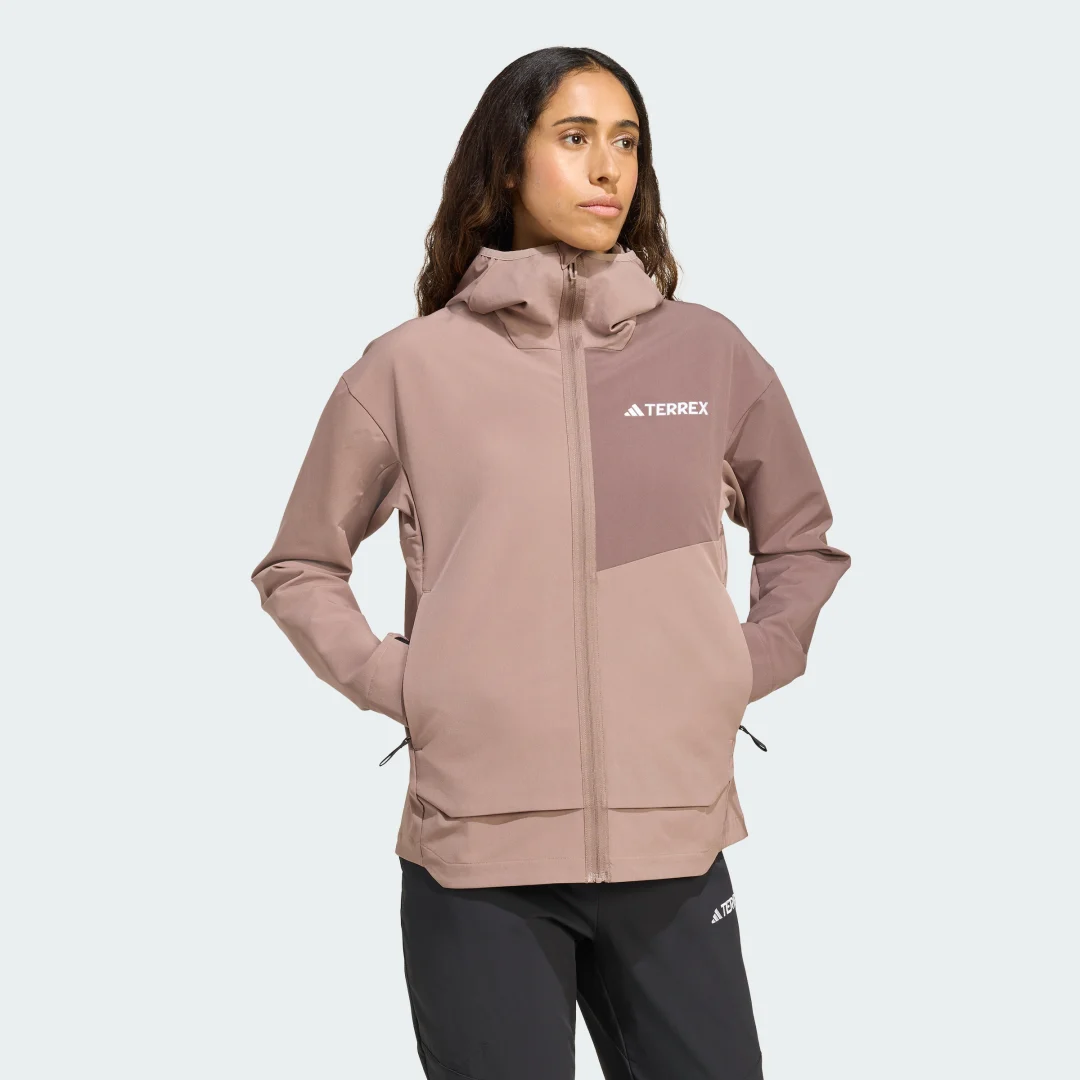 Detalle de Chaqueta Terrex Multi Softshell de Adidas: opinión práctica para decidir su compra