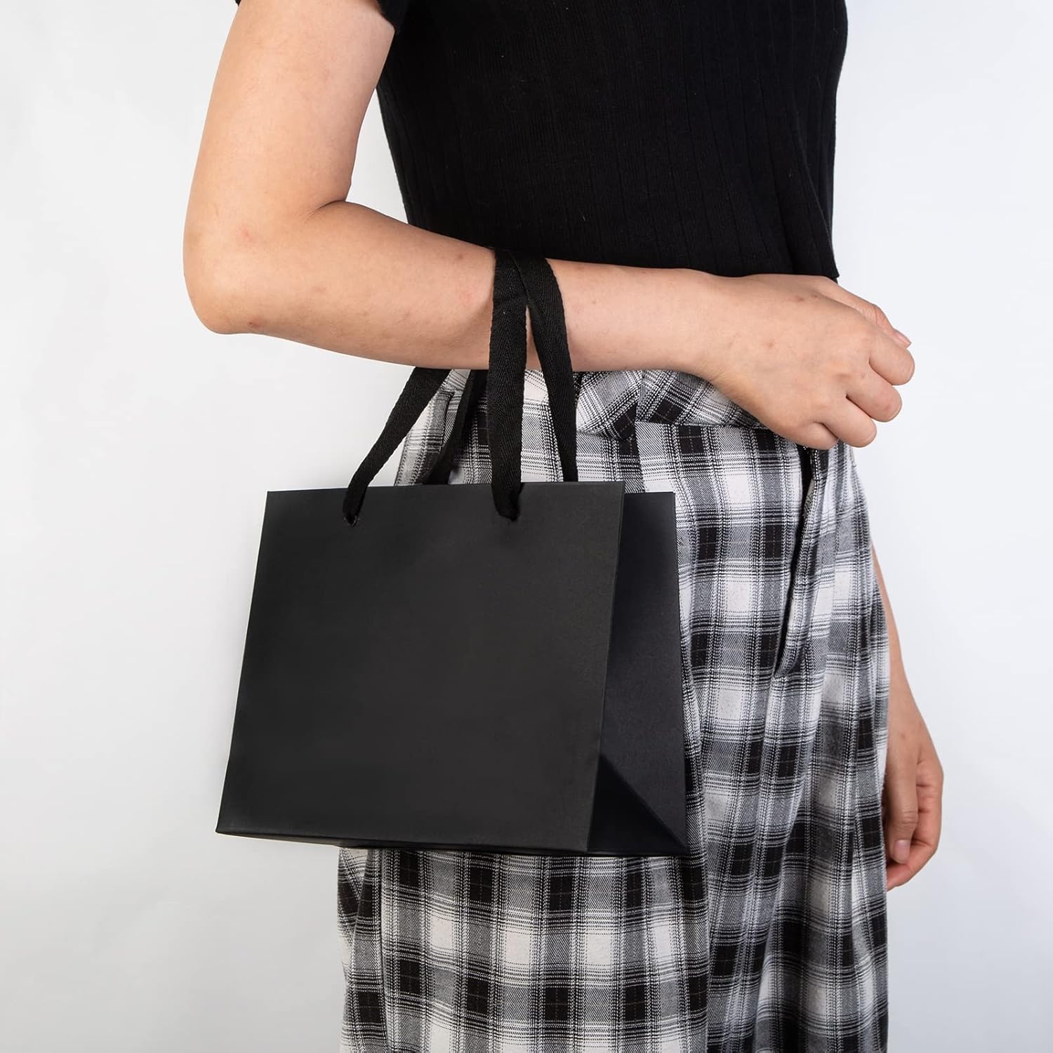 Detalle de Ronvir 25pc Small Gift Bags (22 x 10 x 18cm) Recyclable Black Paper Bags with Handles