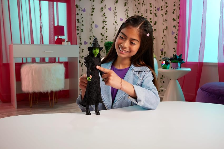 Detalle 2 de Mattel JLG48 Wicked Elphaba, muñeca cantarina