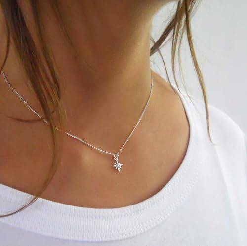 Detalle de Annika Bella North Star Necklace with Cubic Zirconia Pendant