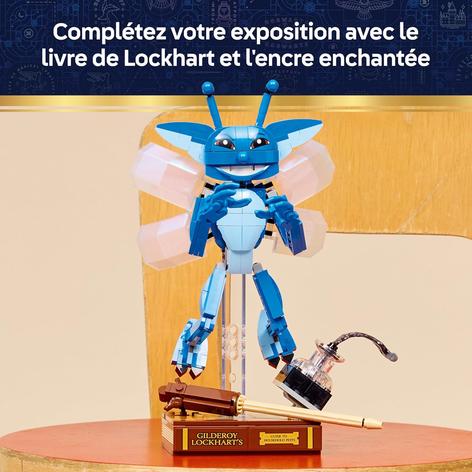 Detalle 2 de LEGO Harry Potter Le Lutin de Cornouailles – Figurine articulée et décor pour chambre, avec livre et flacon d'encre – 76461