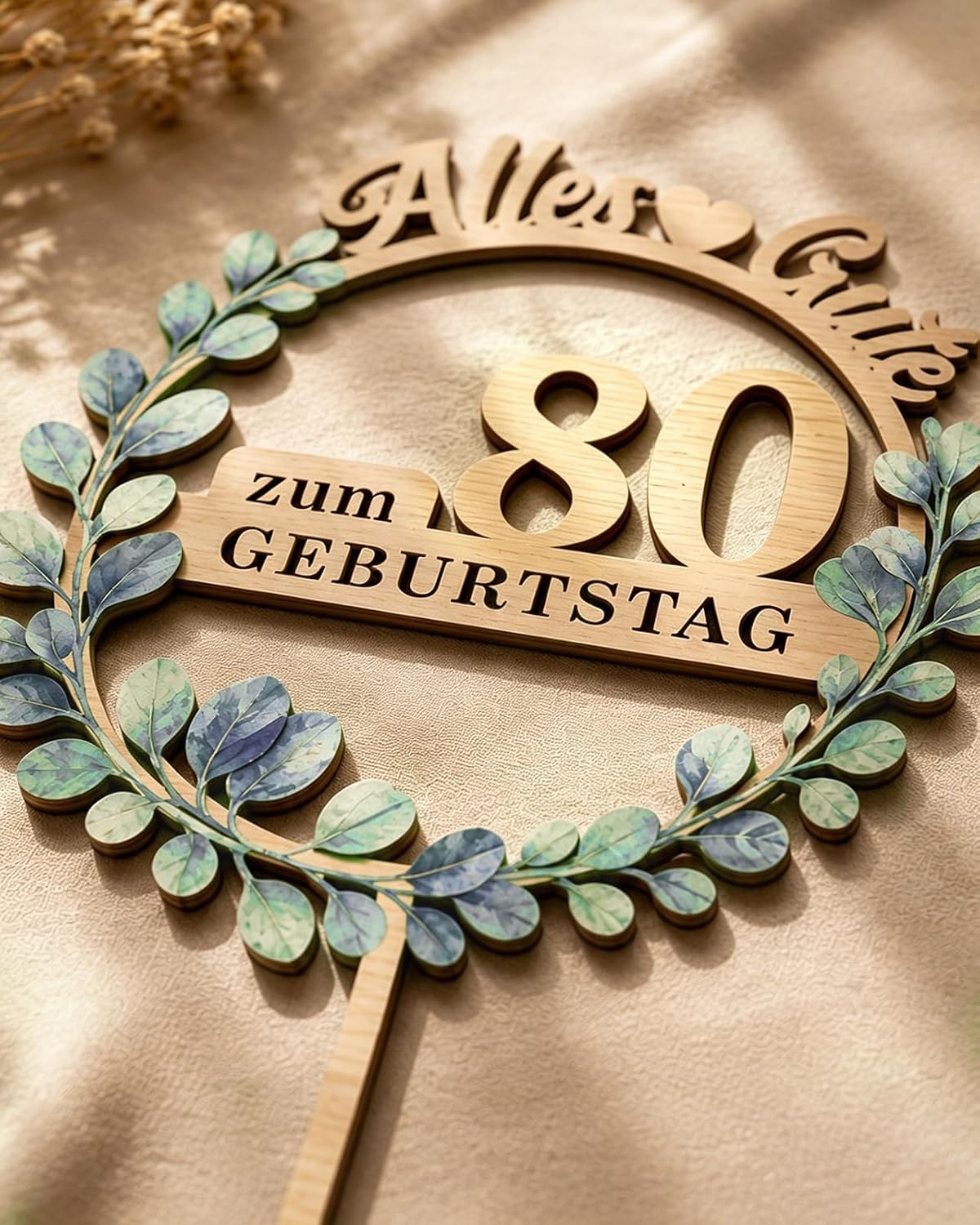Detalle de Giftota Tortendeko 80 Geburtstag – Eleganter Holz-Cake Topper mit Eukalyptuskranz und LED-Lichterkette