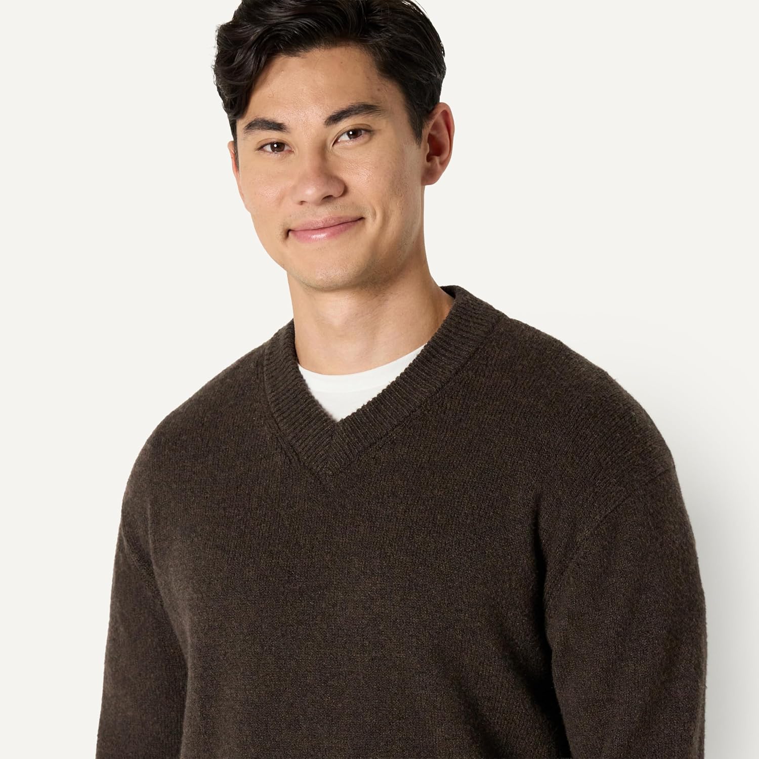 Thumbnail 2 de Amazon Essentials Men’s Regular-Fit Cotton Blend V-Neck Jumper
