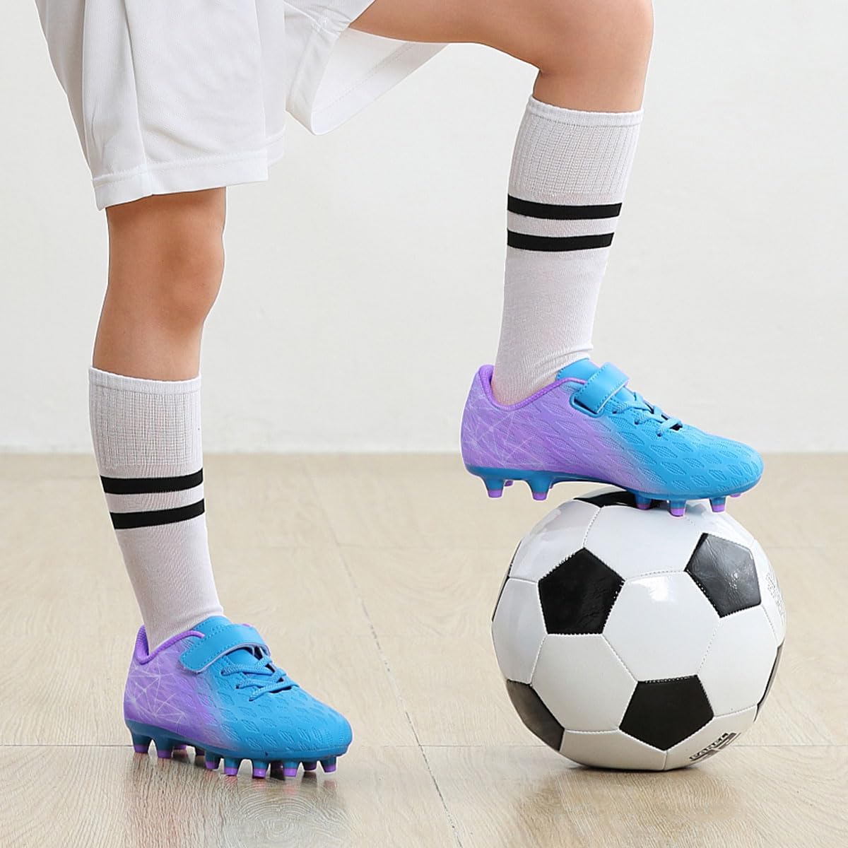 Detalle de Brooman Kids Outdoor Soccer Cleats with Adjustable Hook-and-Loop Closure