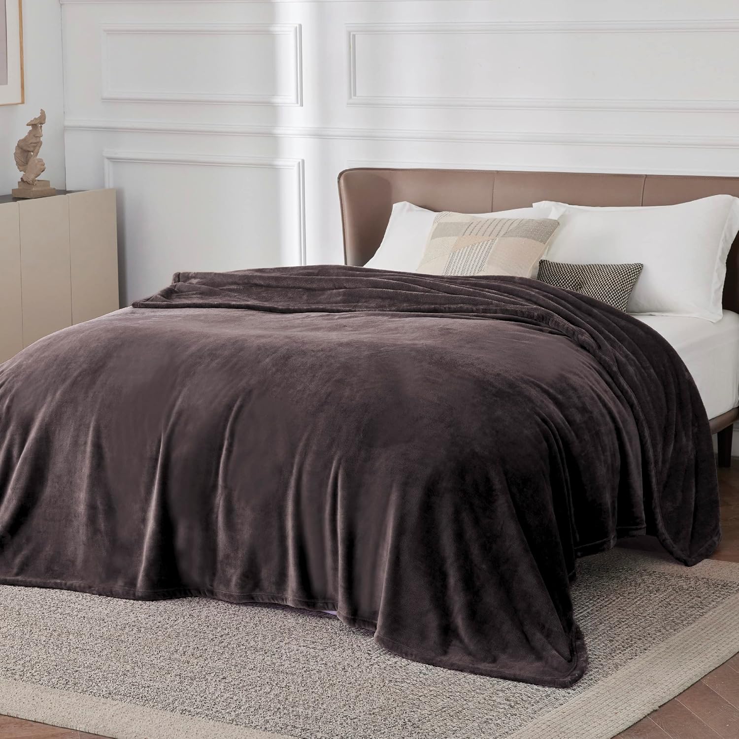 Detalle de Bedsure King Fleece Throw Blanket, Brown, 108 x 90 in, Lightweight Polyester