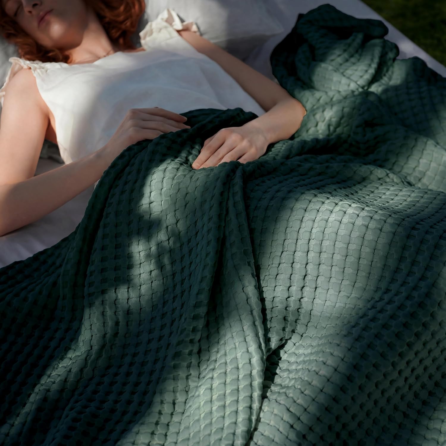 Detalle de Bedsure Cooling Waffle Blanket, Queen 90" x 90", Cotton-Rayon Blend, Dark Green
