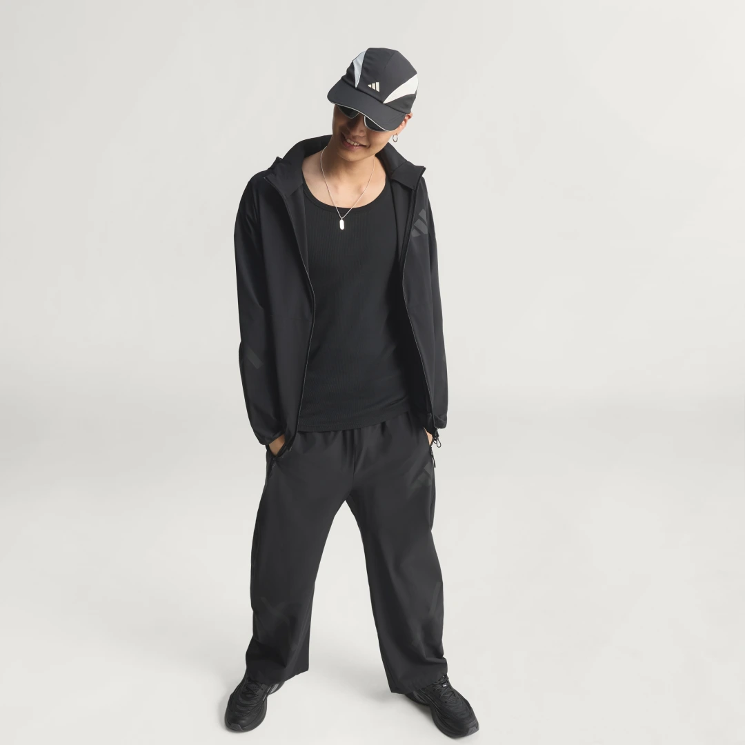 Detalle de Adidas Z.N.E. Chaqueta Deportiva de Tejido Técnico – Negro