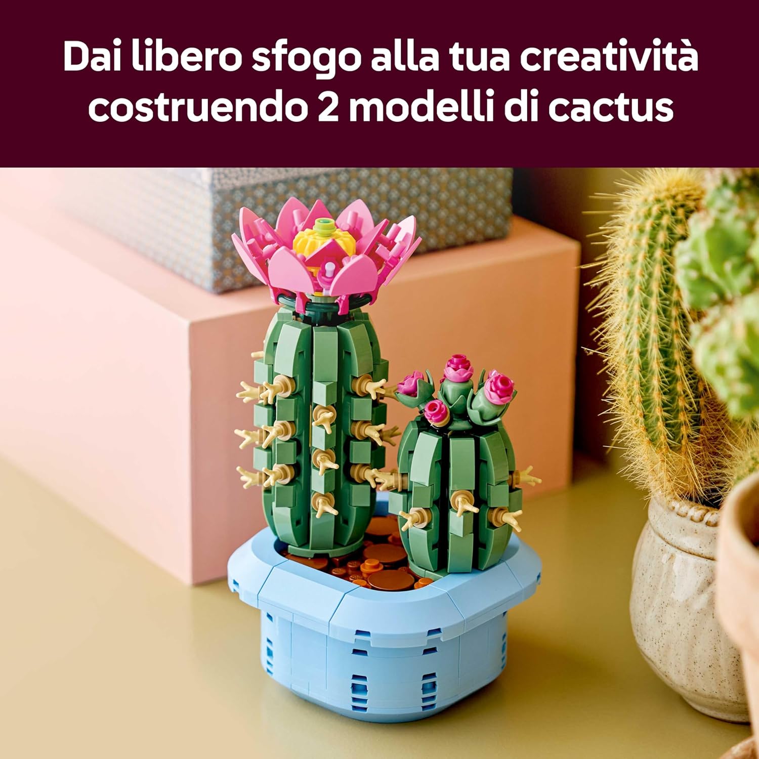 Detalle de LEGO Botanicals Cactus in Fiore – Pianta artificiale con 2 cactus e fiori finti in vaso blu pastello