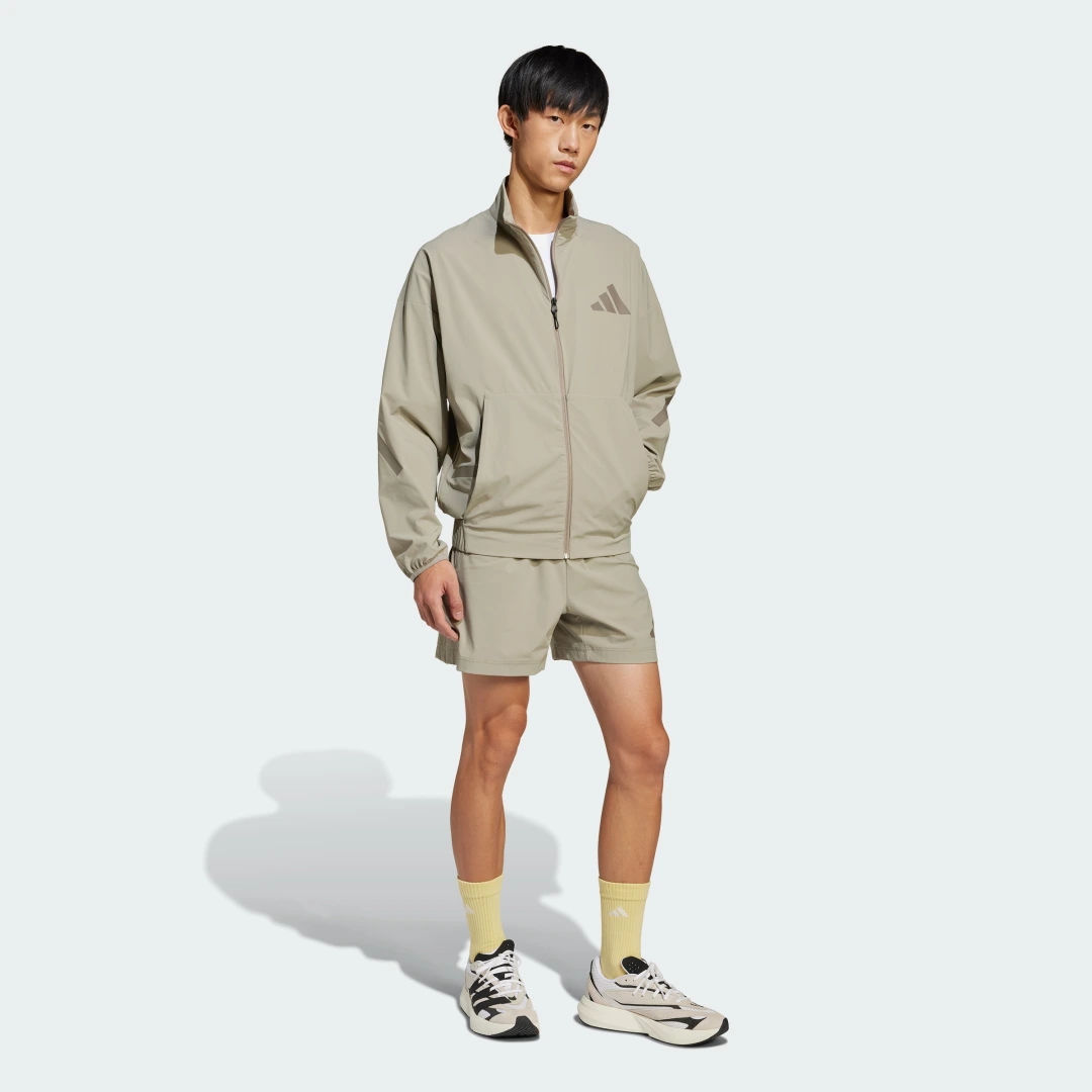 Detalle de Chaqueta adidas Z.N.E. Woven: estilo cómodo y práctico para el día a día