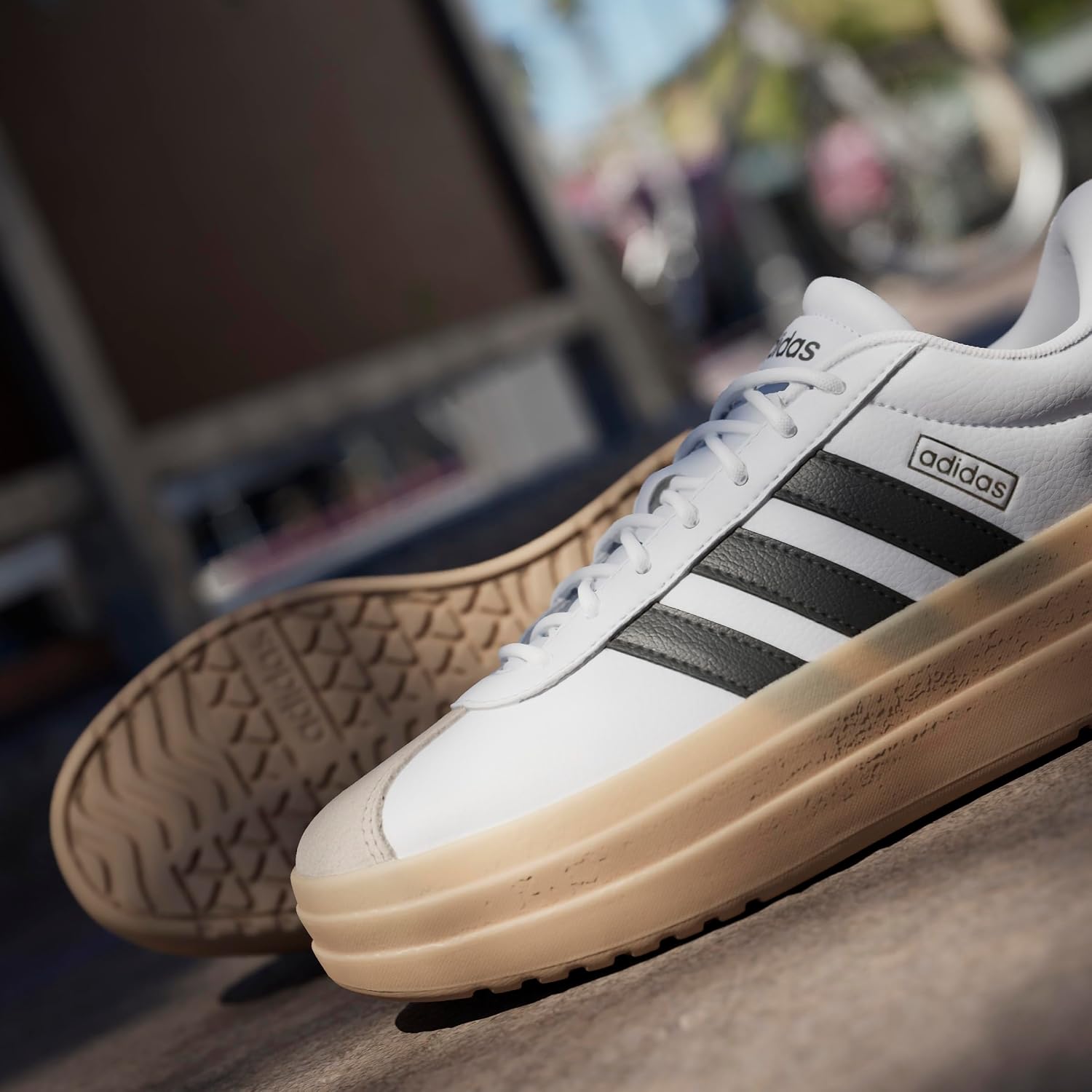 Detalle 2 de adidas Damen Vl Court Bold Schuhe – FTWR White/Core Black/Wonder Beige, Gr. 38 EU