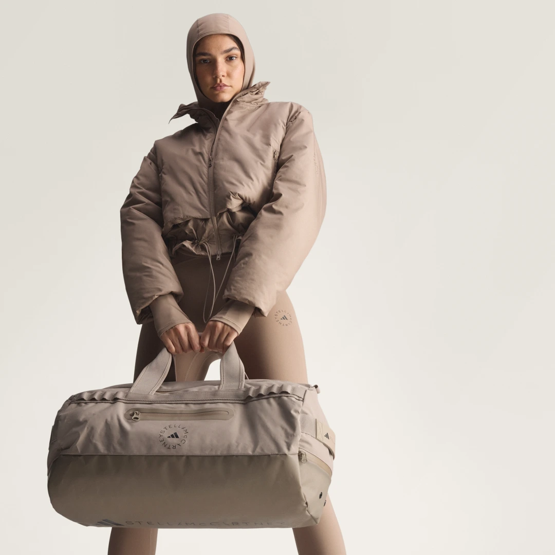 Detalle 2 de Bolsa adidas by Stella McCartney 24/7 – Marrón: estilo sostenible para el día a día