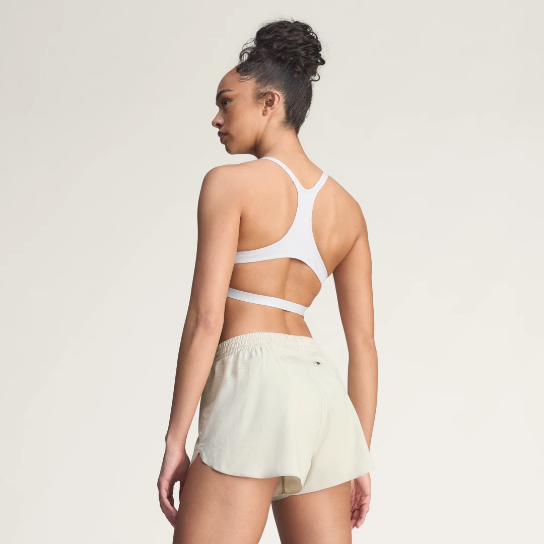 Detalle 2 de Pantalón corto de running adidas by Stella McCartney – beige