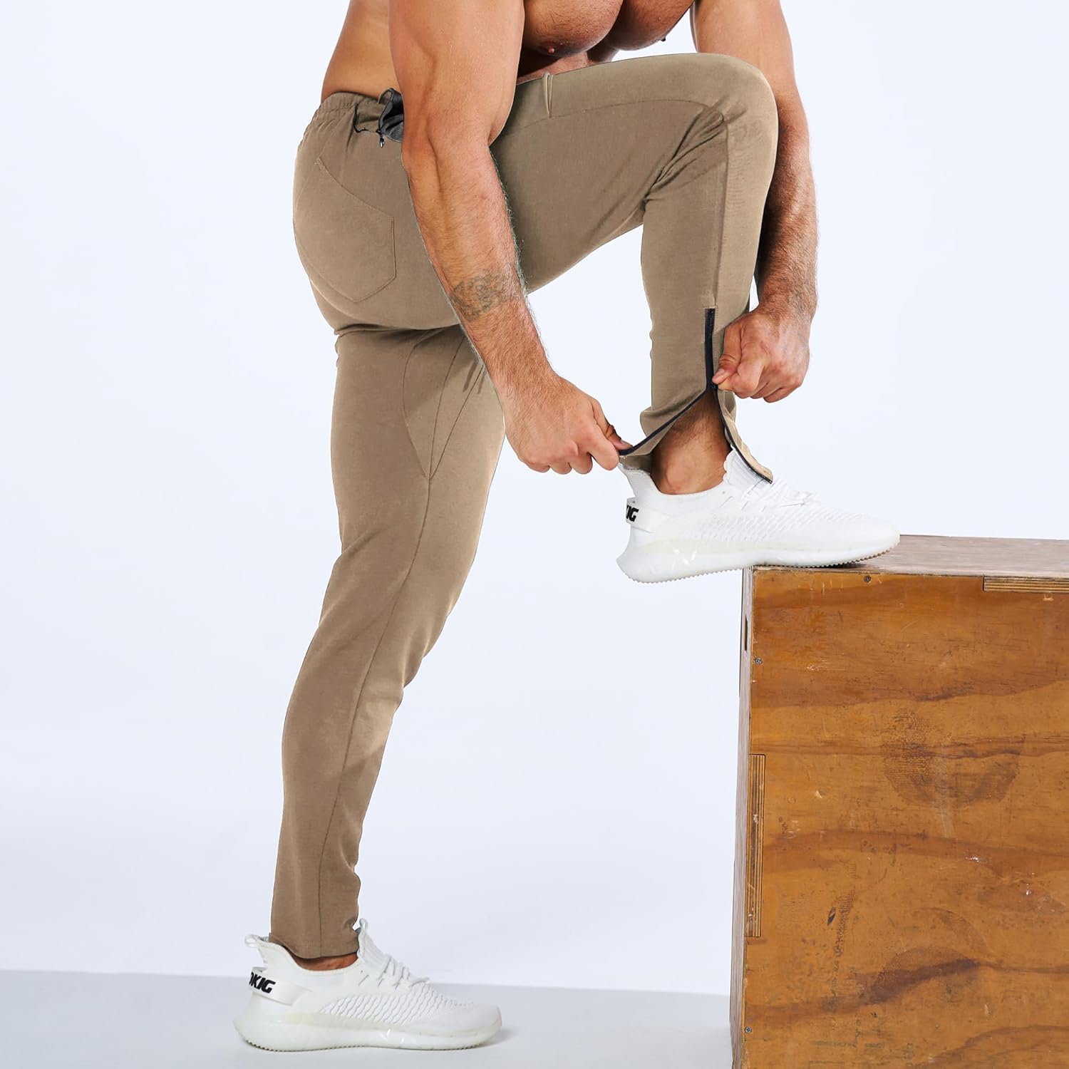 Detalle de BROKIG Mens Zero Armor Gym Jogger Bottoms with ankle zips and integrated mesh pockets
