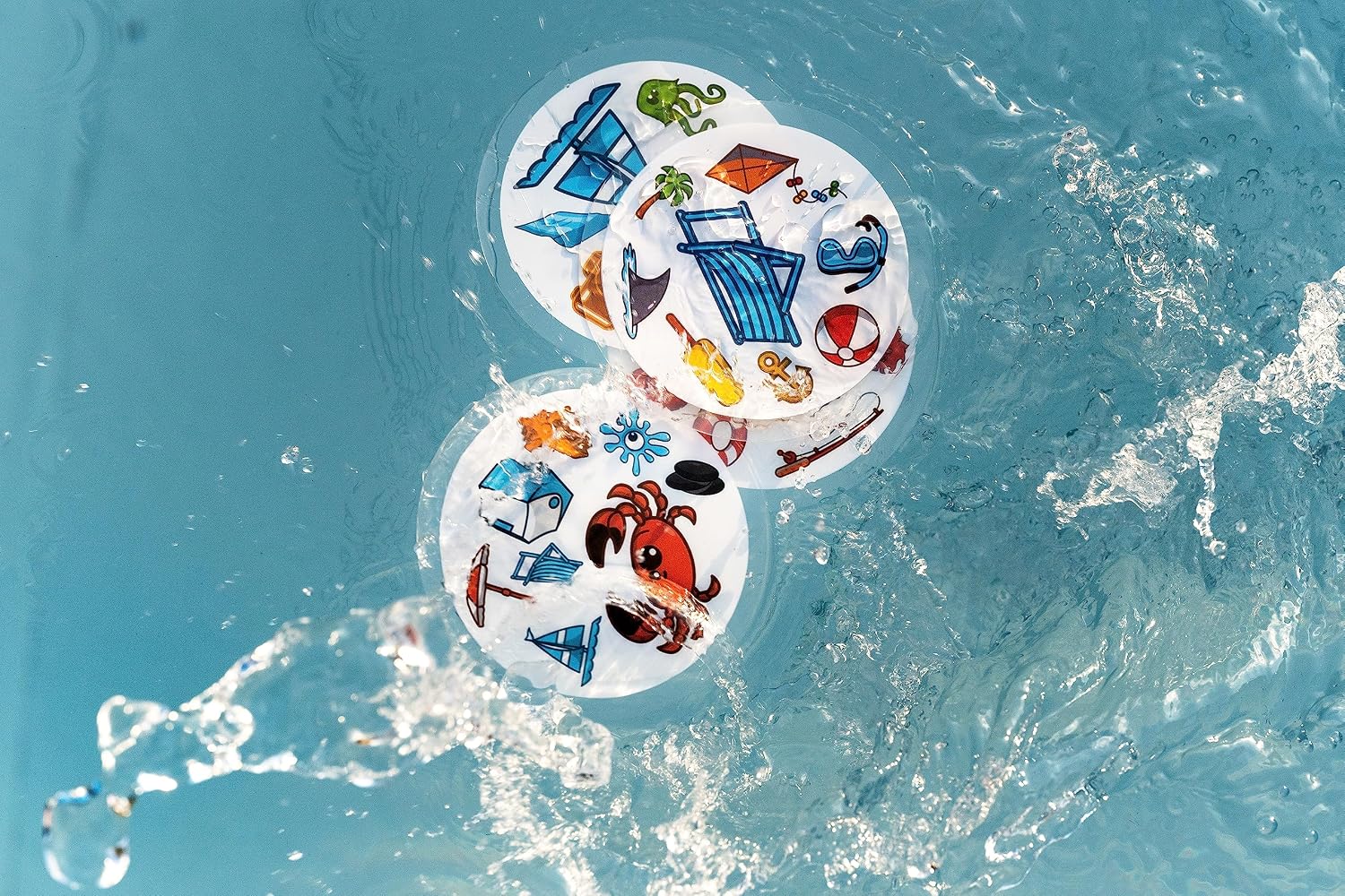 Detalle de Asmodee Dobble Waterproof 15 Minutes