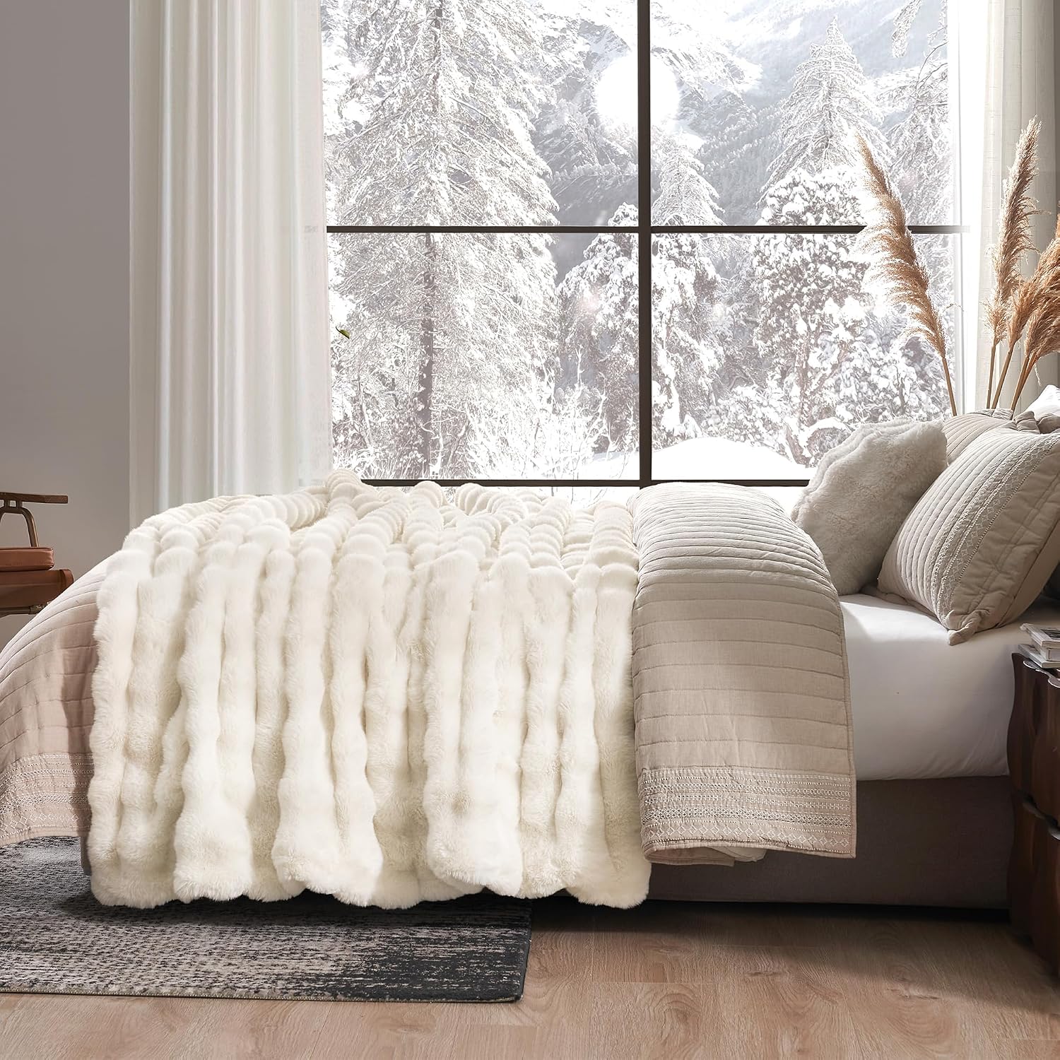 Detalle de Amélie Home Faux Fur Throw Blanket 90" x 90" 🛋