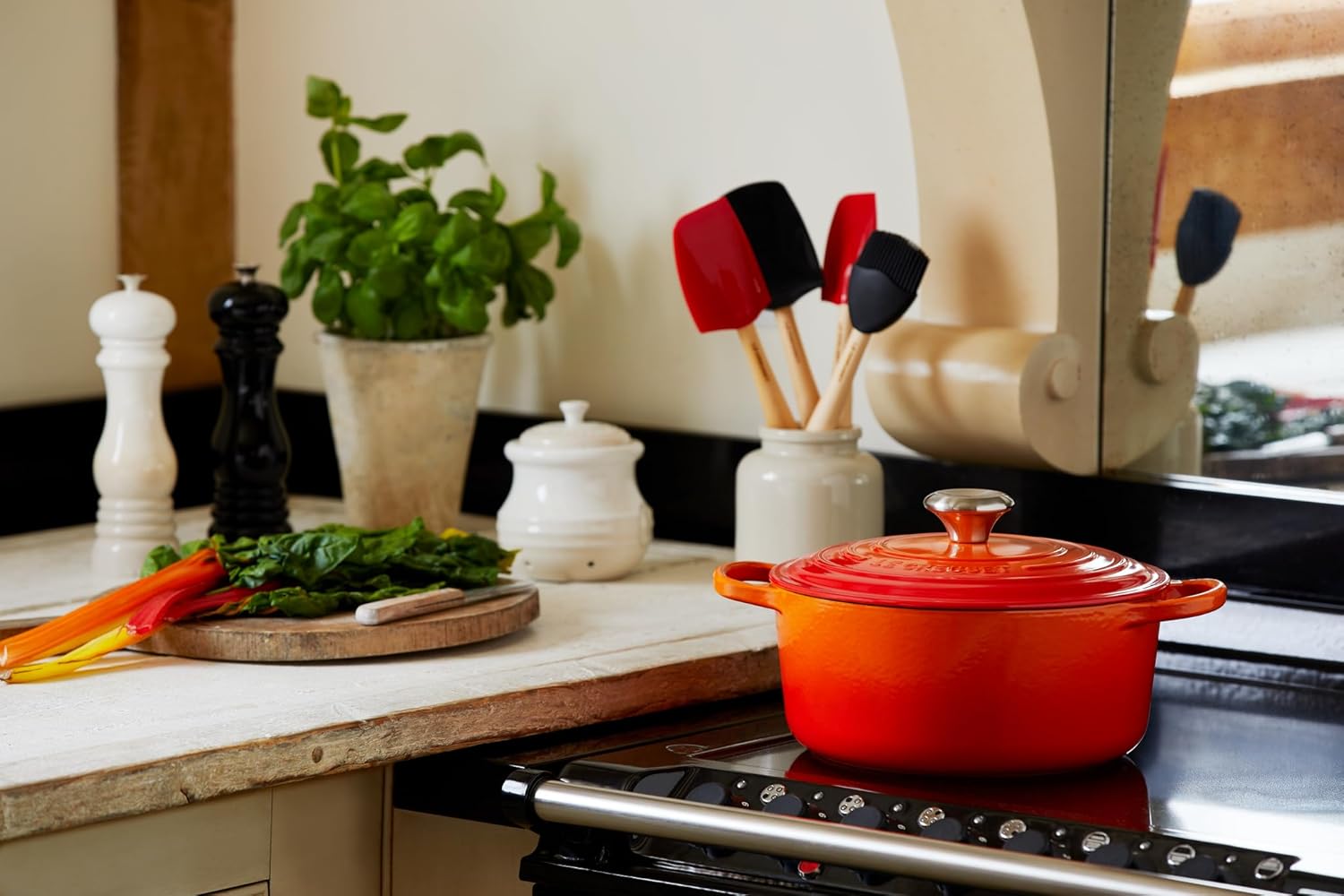 Thumbnail 6 de Le Creuset Signature Enamelled Cast Iron Round Casserole Dish with Lid, 24 cm (4.2 L) – Volcanic