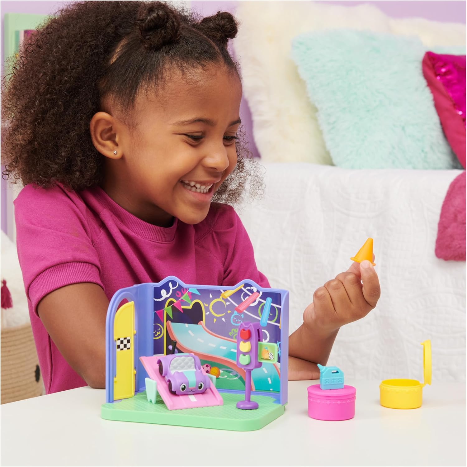 Detalle de Gabby et la Maison Magique – Pièce La Salle De Jeu Chabriolette (1 figurine + accessoires) – Jouet Gabby Dollhouse