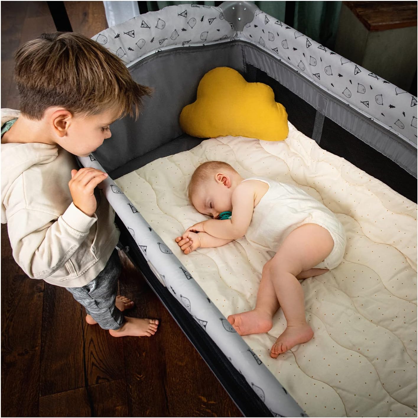 Detalle 2 de hauck Sleep N Play Center, Stars: Travel Cot Set with Changing Mat and Hatch