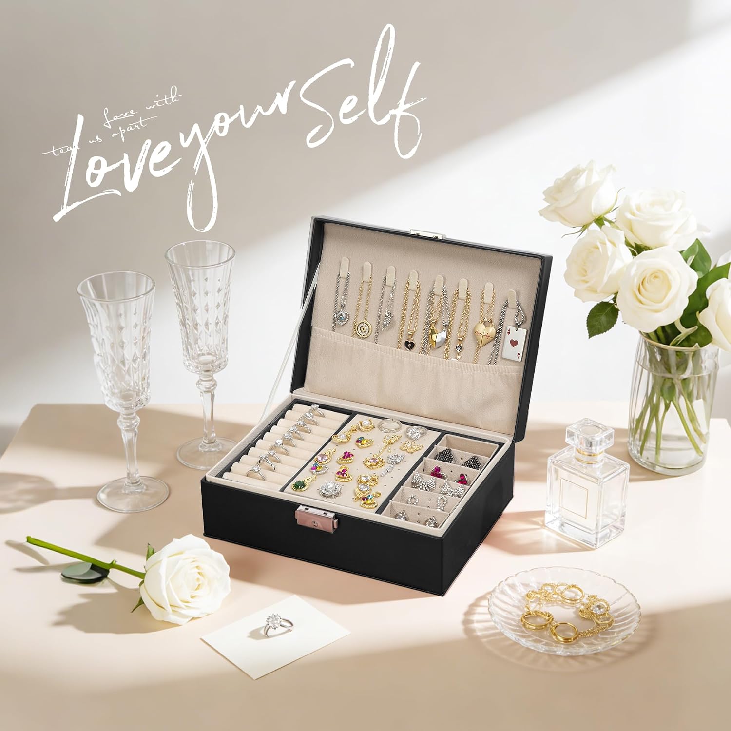 Detalle de Homeanda Jewellery Box with Lock: 2‑Layer Leather organiser for necklaces, bracelets and more