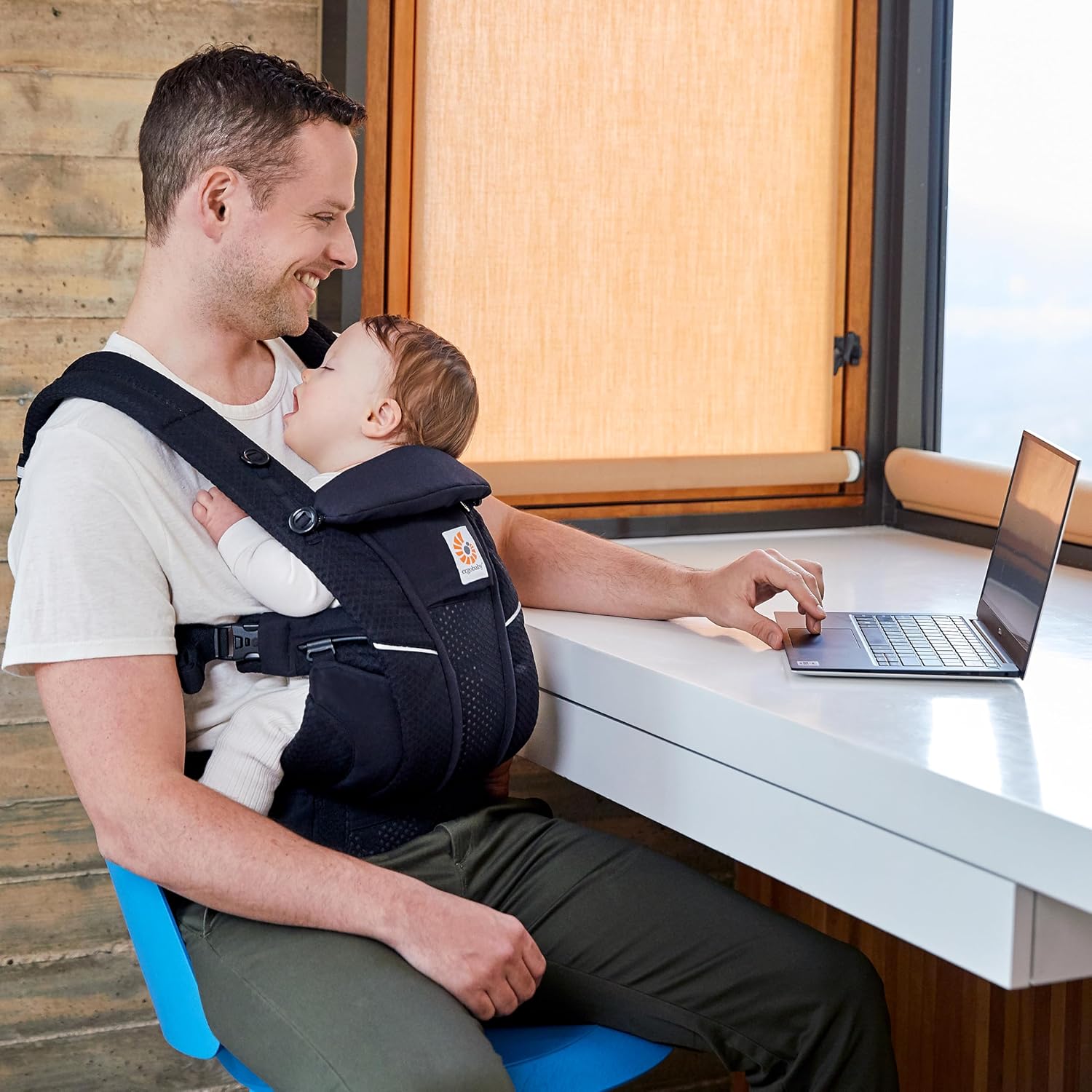 Detalle de Ergobaby Omni Breeze Baby Carrier: Breathable, Ergonomic Comfort from Newborn to Toddler