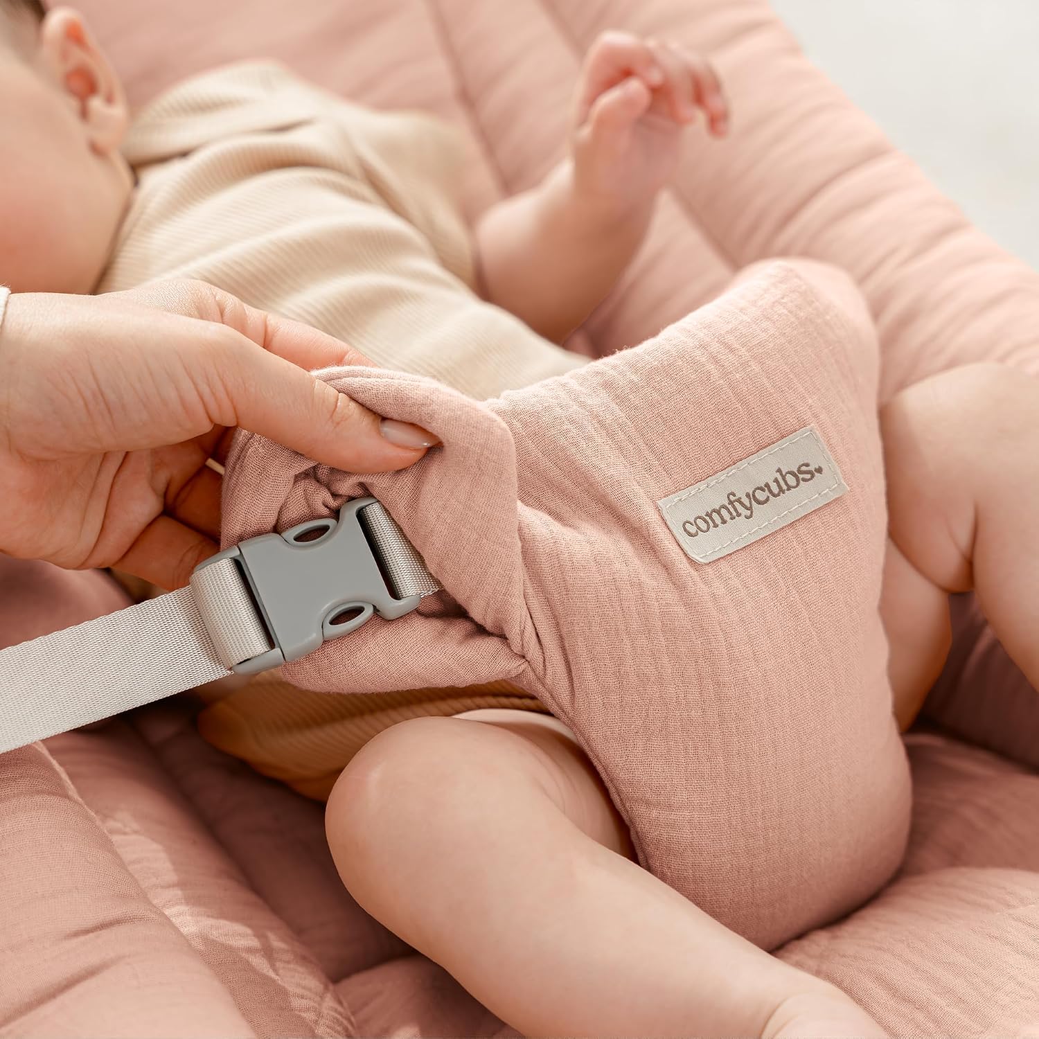 Detalle de Comfy Cubs Baby Rocker, Wooden Infant Recliner with Removable Muslin Cushion, Blush