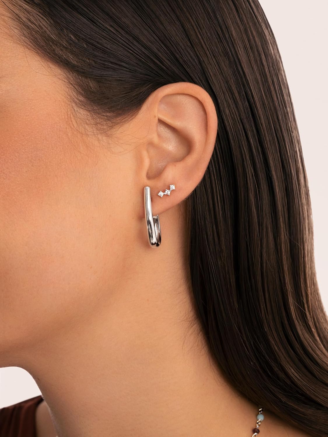 Detalle 2 de SINGULARU Aby orecchini a cerchio in ottone placcato oro 18Kt 💍