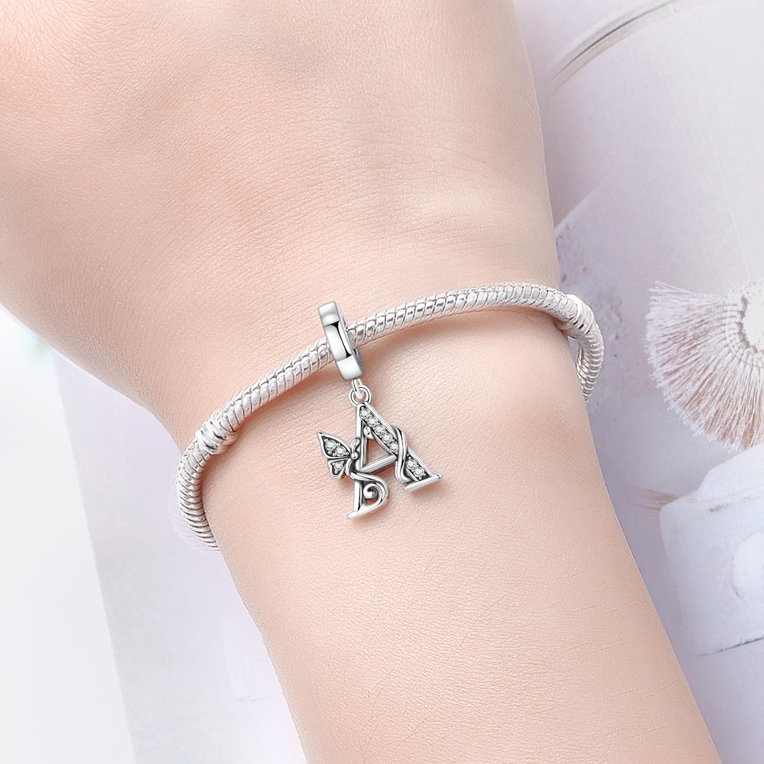 Detalle de PANPOKI fjärilsberlocker i 925-sterlingsilver, två initialhängen