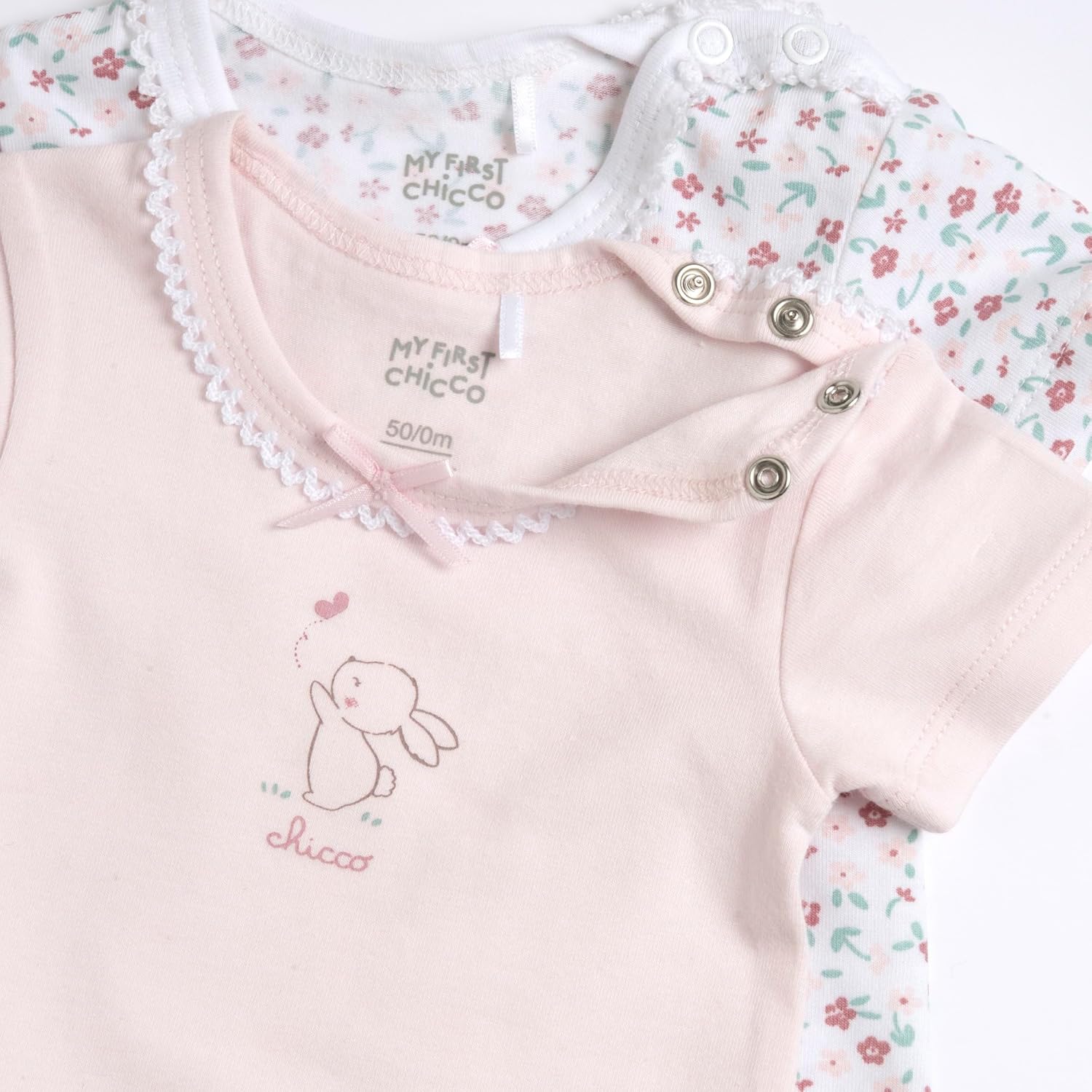 Detalle de Chicco Ensemble de 2 bodies à manches courtes pour bébé fille — ouverture pratique sur l’épaule et l’entrejambe