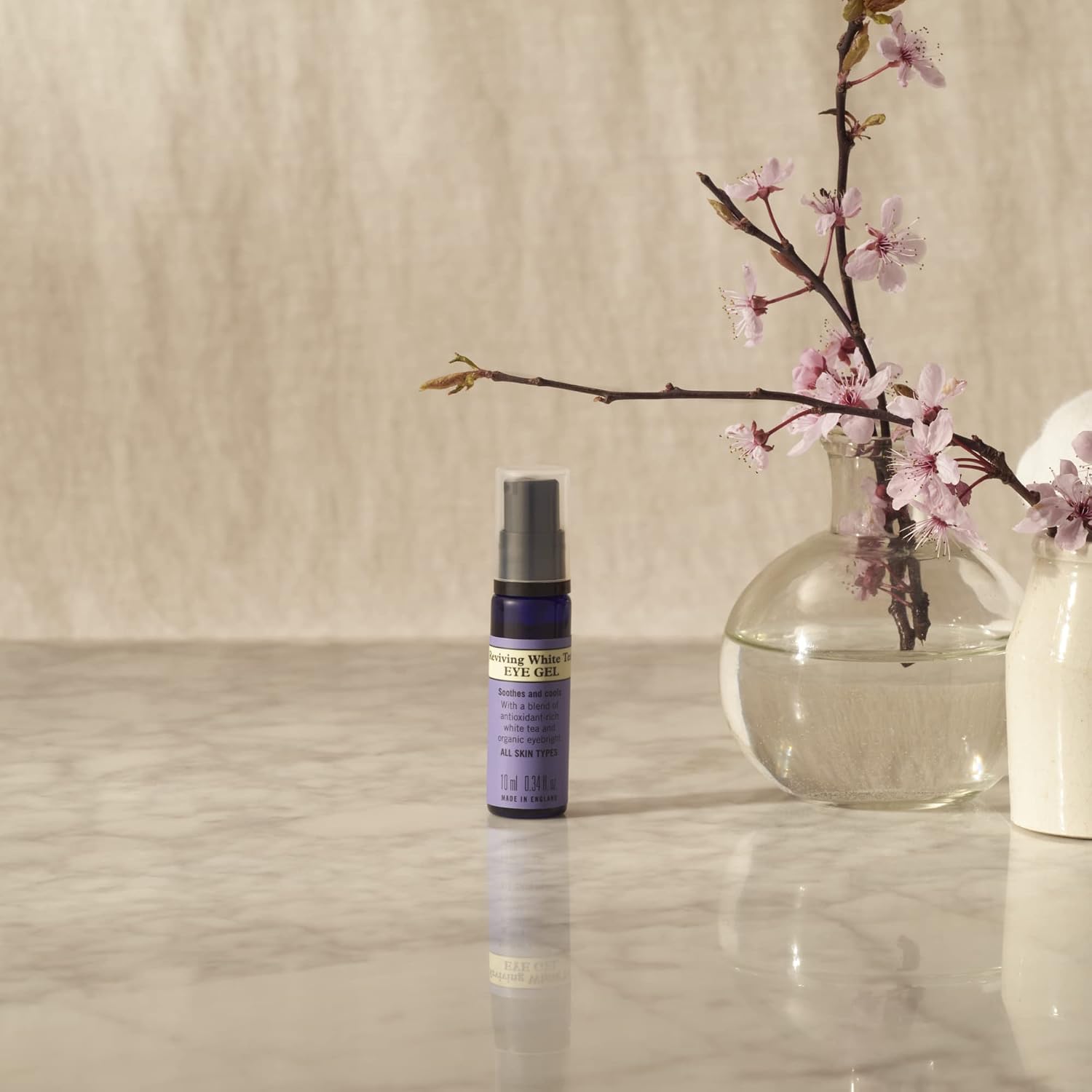 Thumbnail 2 de Neal’s Yard Remedies Reviving White Tea Eye Gel 10ml