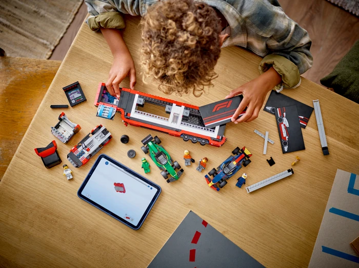 Detalle 2 de LEGO City 60445 F1 Transporter mit RB20 und AMR24 F1 Rennautos – 1086 Teile, ab 8 Jahren