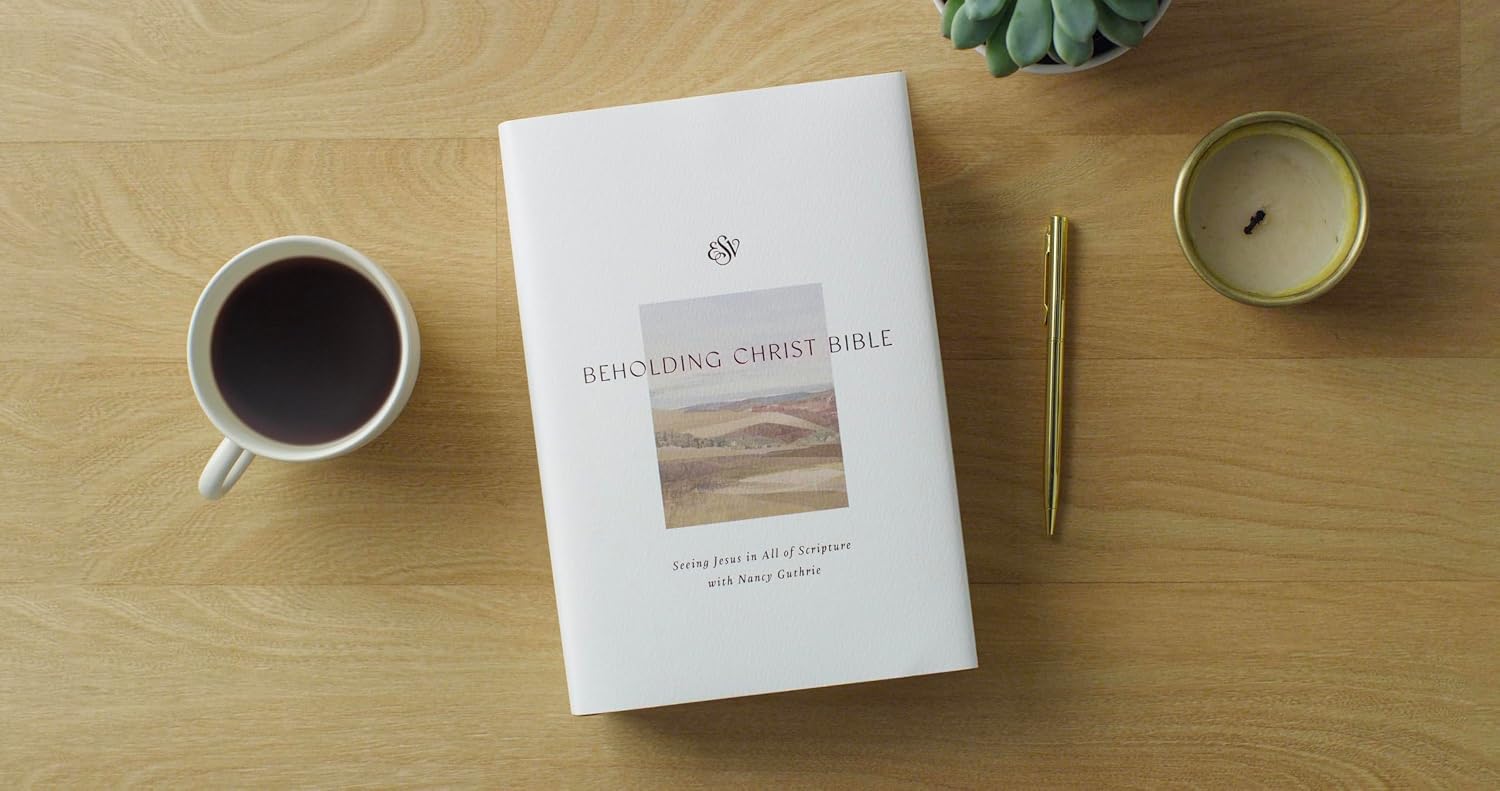 Detalle 2 de ESV Beholding Christ Bible Hardcover with Full ESV Text and 365 Daily Introductions